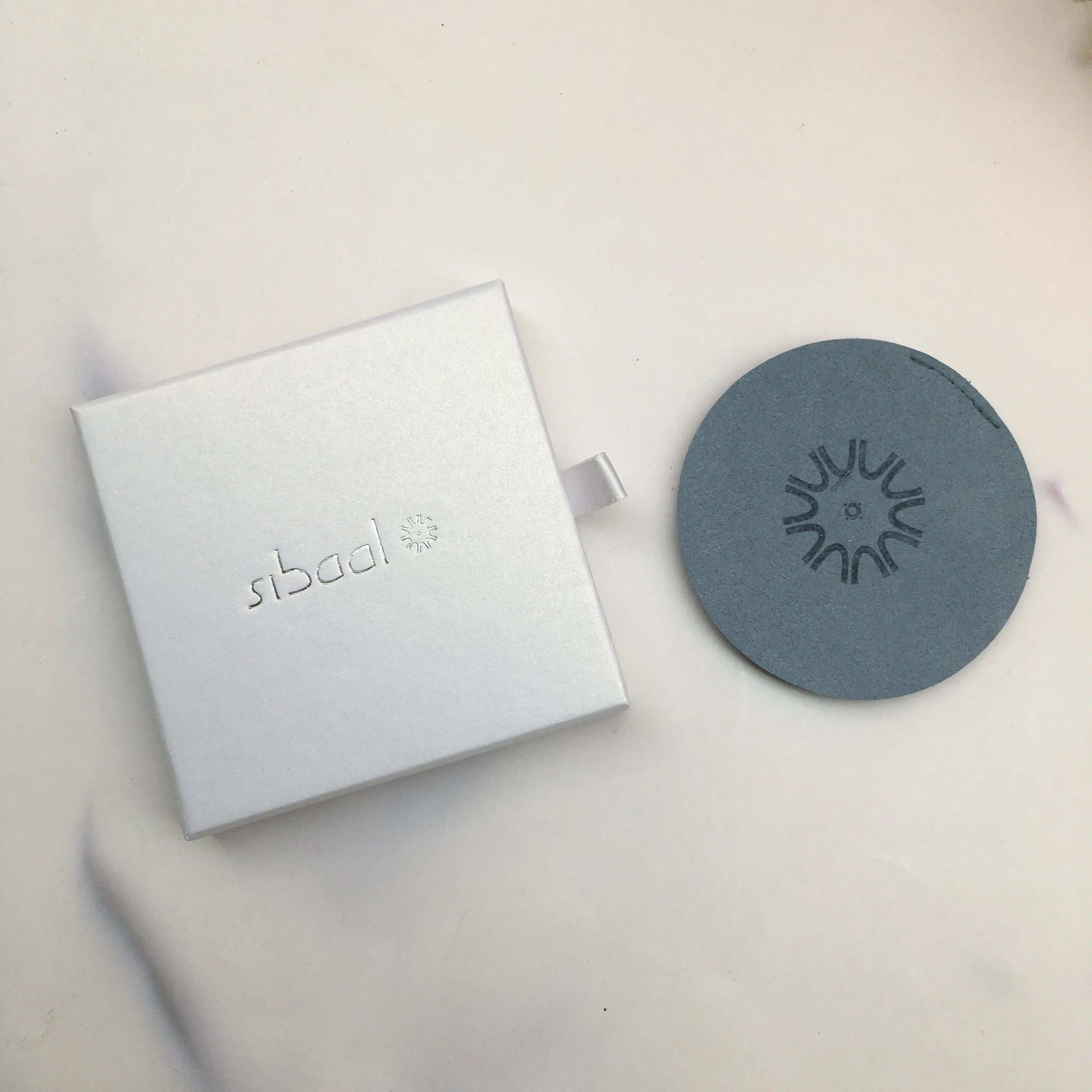 Прекрасный логотип 9x9x2,5 см, бежевая коробка для ящиков и сумки из микрофибры 8x8 см, наборы персонализированных колец, сережек-гвоздиков, упаковка
Прекрасный логотип 9x9x2,5 см, бежевая коробка для ящиков и сумки из микрофибры 8x8 см, наборы персонализированных колец, сережек-гвоздиков, упаковка