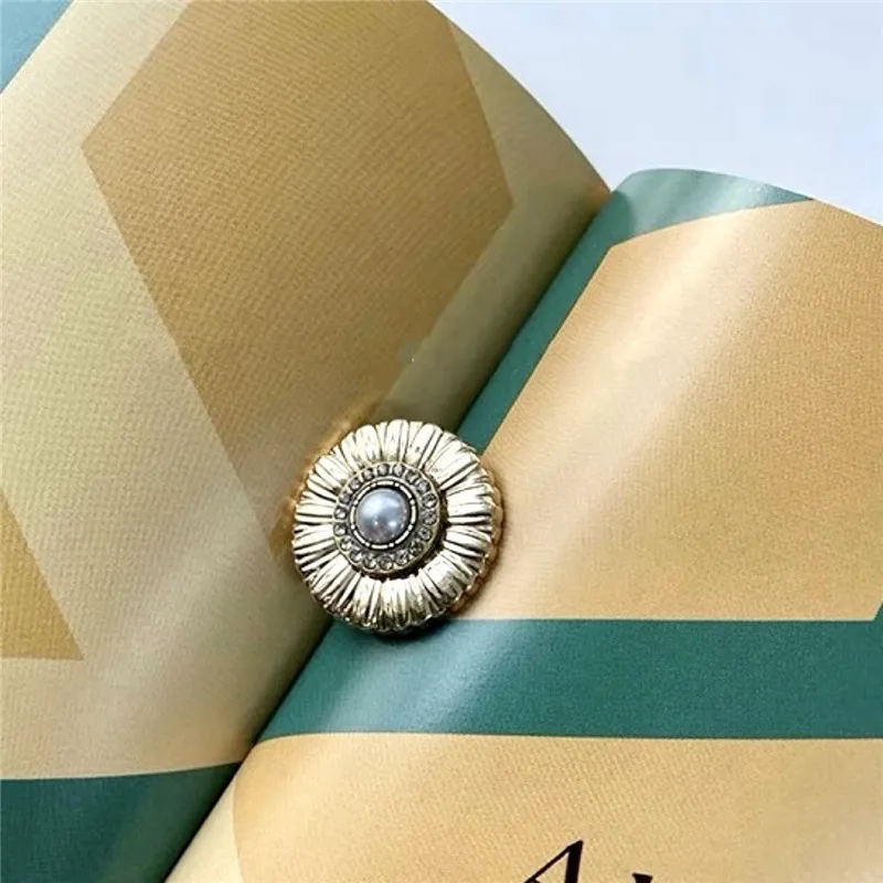 10pcs Fashion Women's Clothing Buttons Round Pearl Diamond Buttons for Sewing Dress Shirt Decorative Accessories Metal Buttons
10pcs Fashion Women's Clothing Buttons Round Pearl Diamond Buttons for Sewing Dress Shirt Decorative Accessories Metal Buttons