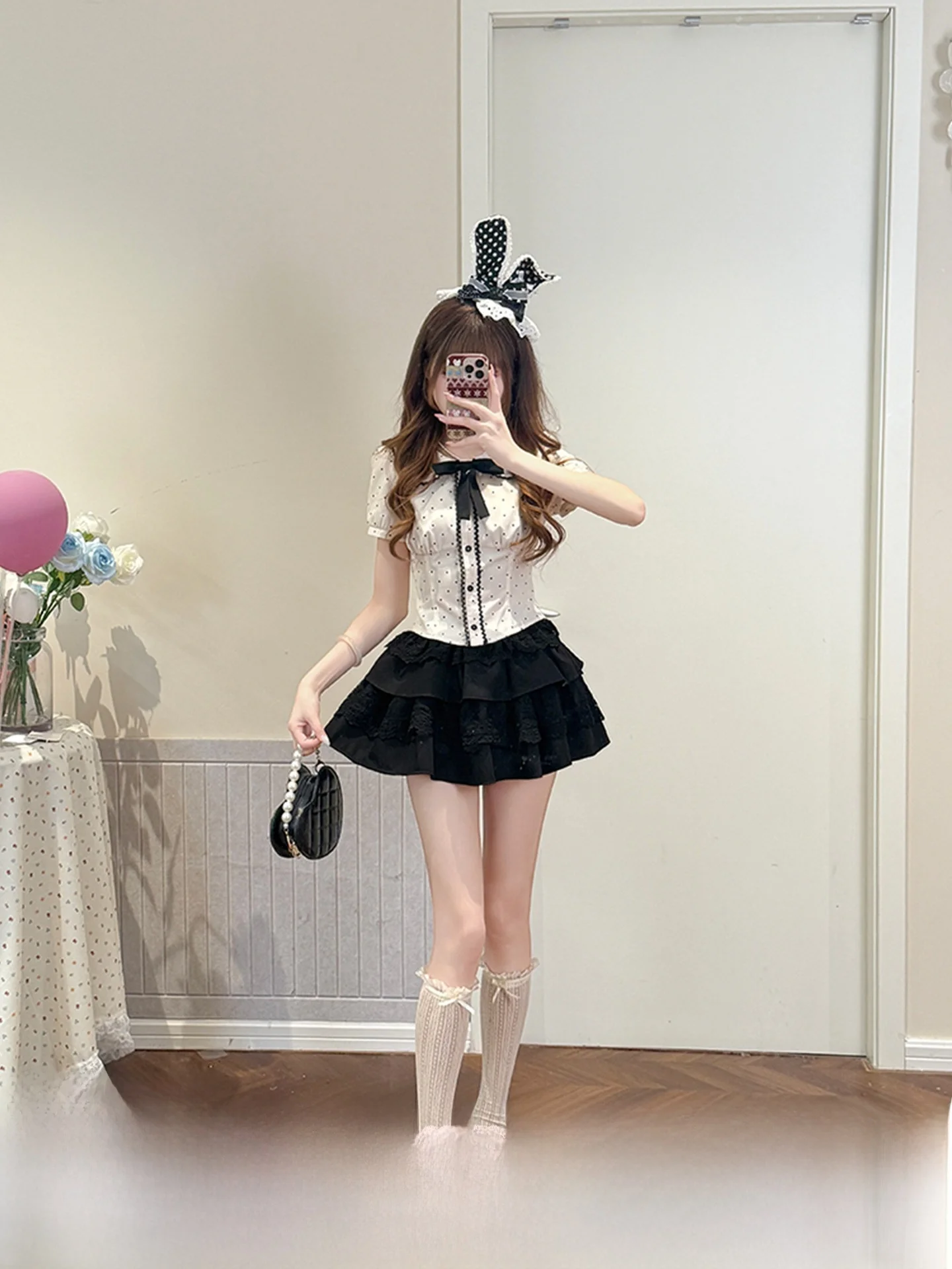 Sweet Style Polka Dot Short Sleeve T-Shirt Women's Korean Waist Cinching Doll Collar Top Summer Black Gauze White Sequence
Sweet Style Polka Dot Short Sleeve T-Shirt Women's Korean Waist Cinching Doll Collar Top Summer Black Gauze White Sequence