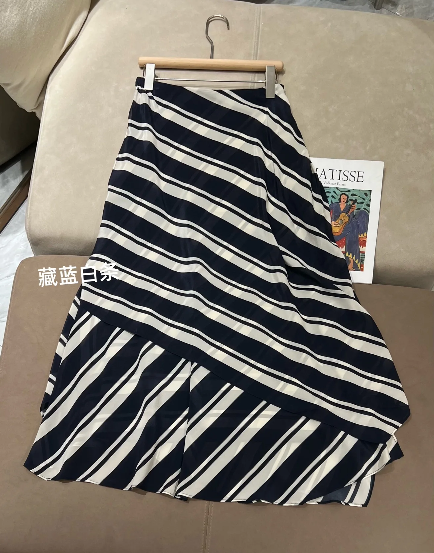 New Spring/Summer Collection: High-Quality, Stylish, And Casual Women'S Mulberry Silk Skirt With Printed Stripes
New Spring/Summer Collection: High-Quality, Stylish, And Casual Women'S Mulberry Silk Skirt With Printed Stripes