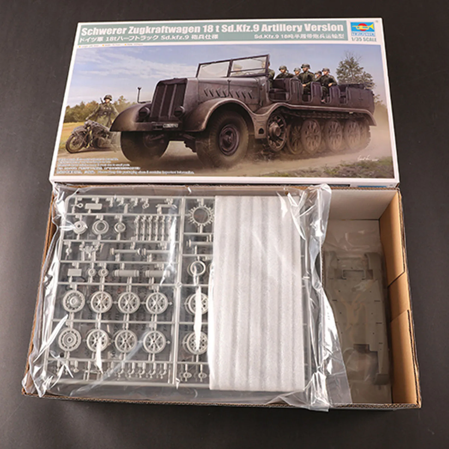 1/35 Trumpeter 09575 Schwerer Zugkraftwagen 18 t Sd.Kfz.9 Artillery Version Half-Tracked Tractor Kit Plastic Static DIY Model
1/35 Trumpeter 09575 Schwerer Zugkraftwagen 18 t Sd.Kfz.9 Artillery Version Half-Tracked Tractor Kit Plastic Static DIY Model