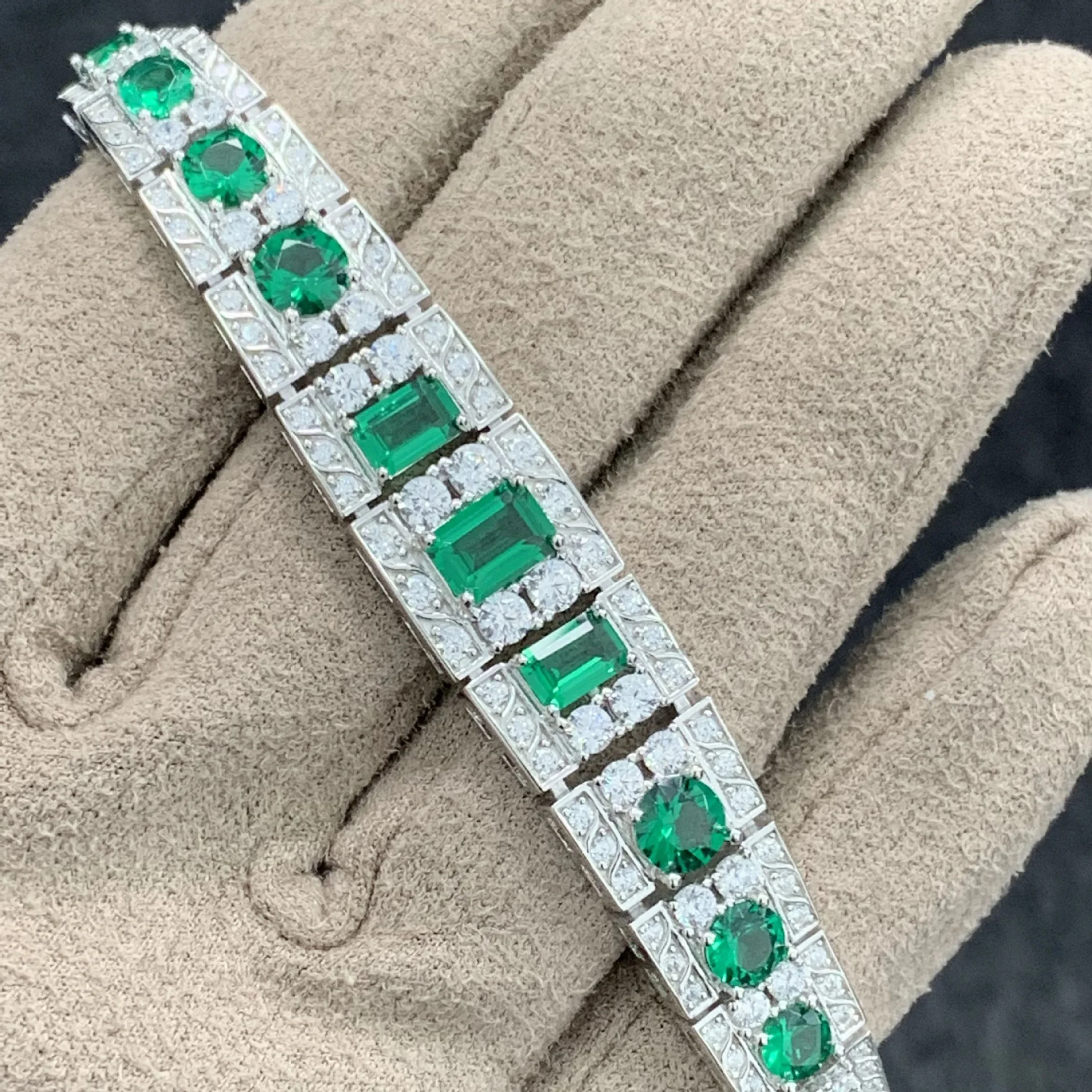 ZOCA Fashion 925 Sterling Silver Emerald Cut Green Diamond Real Customized Bracelets For Women Bangle Jewelry
ZOCA Fashion 925 Sterling Silver Emerald Cut Green Diamond Real Customized Bracelets For Women Bangle Jewelry