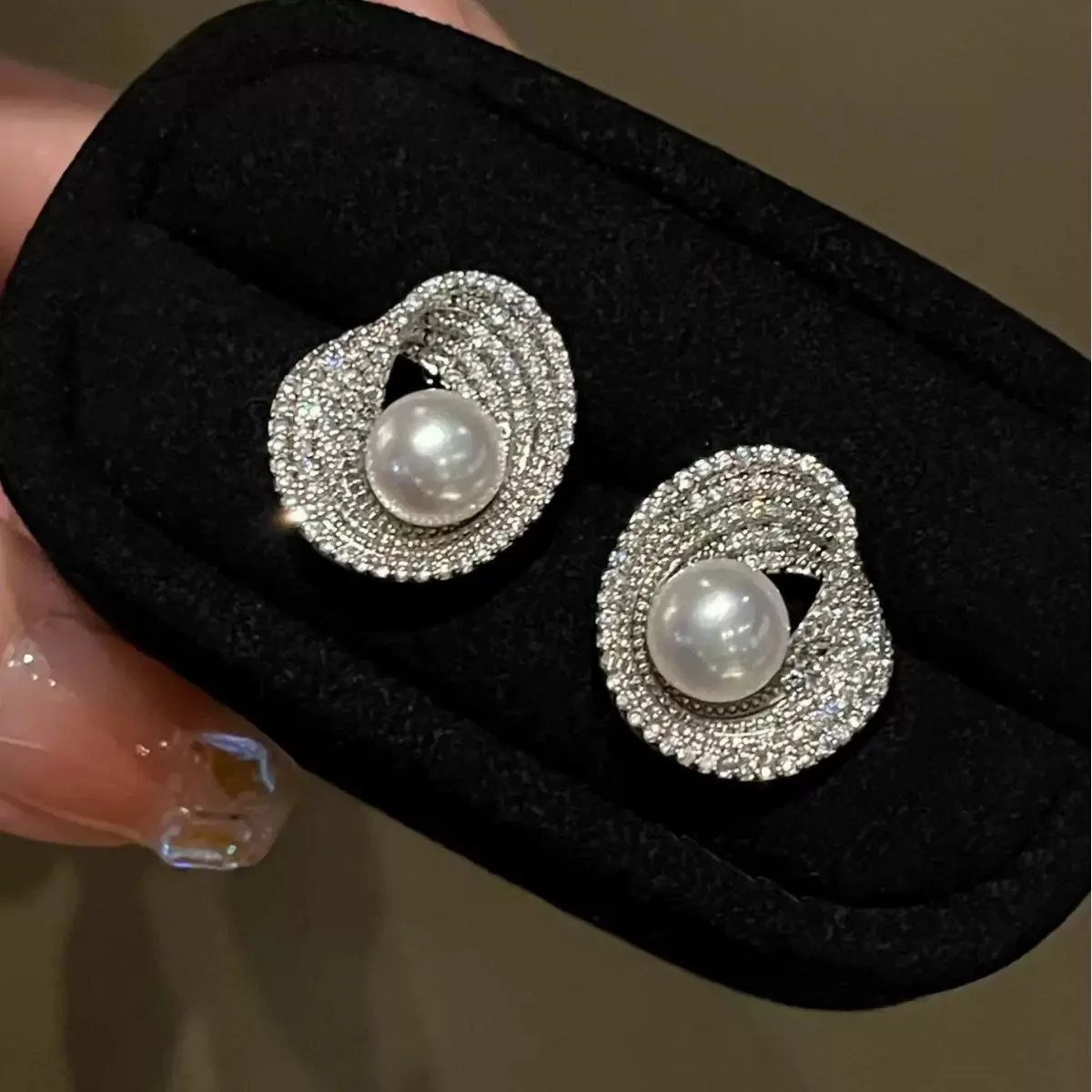 Gold-Plated Nest Pearl Earrings Natural Freshwater Pearl Women's 925 Sterling Silver Needle Backings Jewelry Accessory
Gold-Plated Nest Pearl Earrings Natural Freshwater Pearl Women's 925 Sterling Silver Needle Backings Jewelry Accessory
