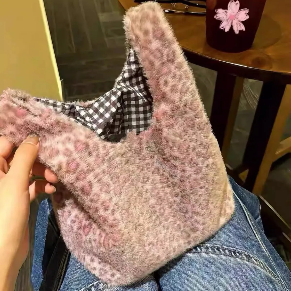 Fashion Leopard Plush Wrist Bags for Women Winter Faux Fur Bags NEW Women Designer Handbags and Purses Soft Warm Shopper Tote
Fashion Leopard Plush Wrist Bags for Women Winter Faux Fur Bags NEW Women Designer Handbags and Purses Soft Warm Shopper Tote