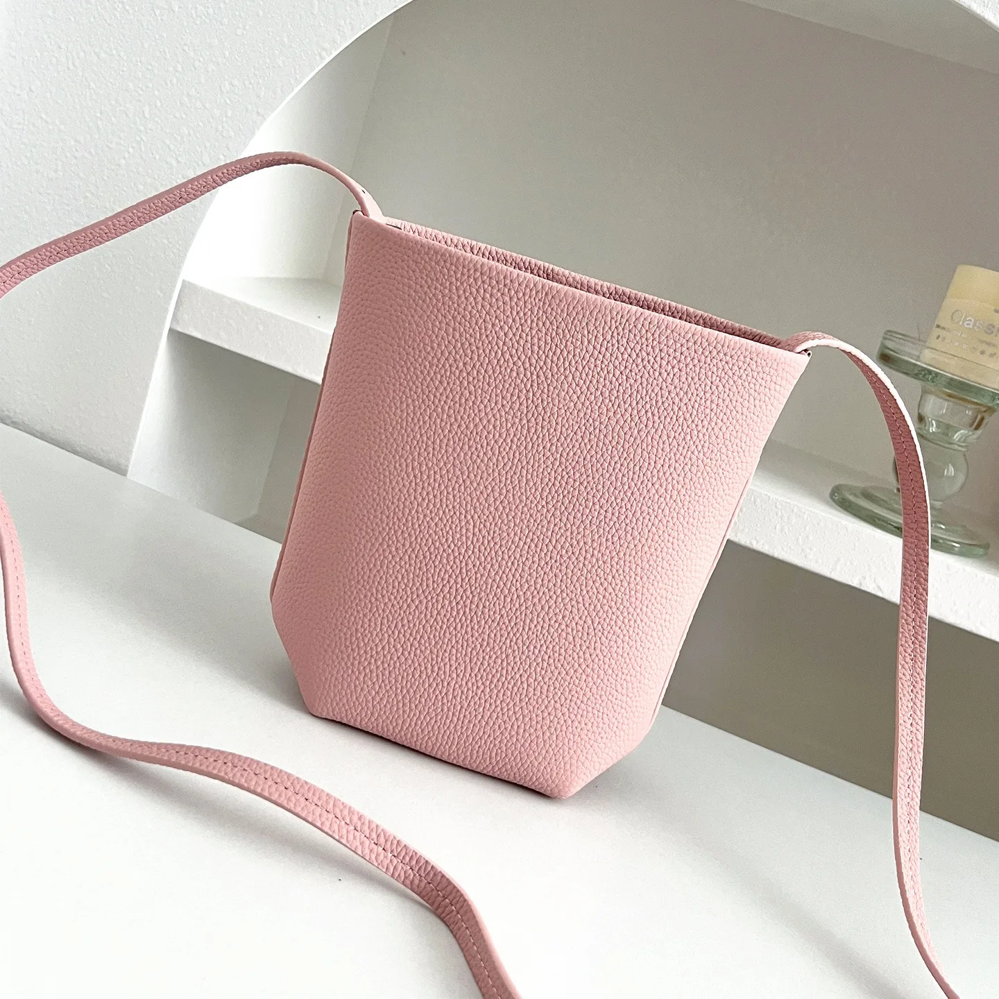 Premium Grain Leather Minimalist Crossbody Purse - Korean Style Compact Sling Bag, Elegant Chic Shoulder Bags for Everyday
Premium Grain Leather Minimalist Crossbody Purse - Korean Style Compact Sling Bag, Elegant Chic Shoulder Bags for Everyday