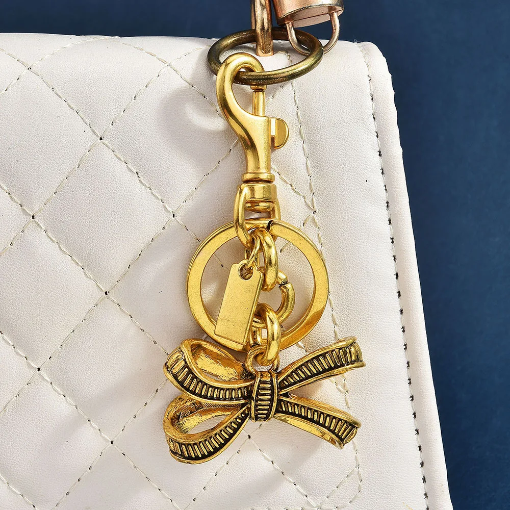 Vintage Vintage Bow Car Keychain Gold and Silver Dual Color Exquisite Bag Decoration Accessories Small Gifts
Vintage Vintage Bow Car Keychain Gold and Silver Dual Color Exquisite Bag Decoration Accessories Small Gifts