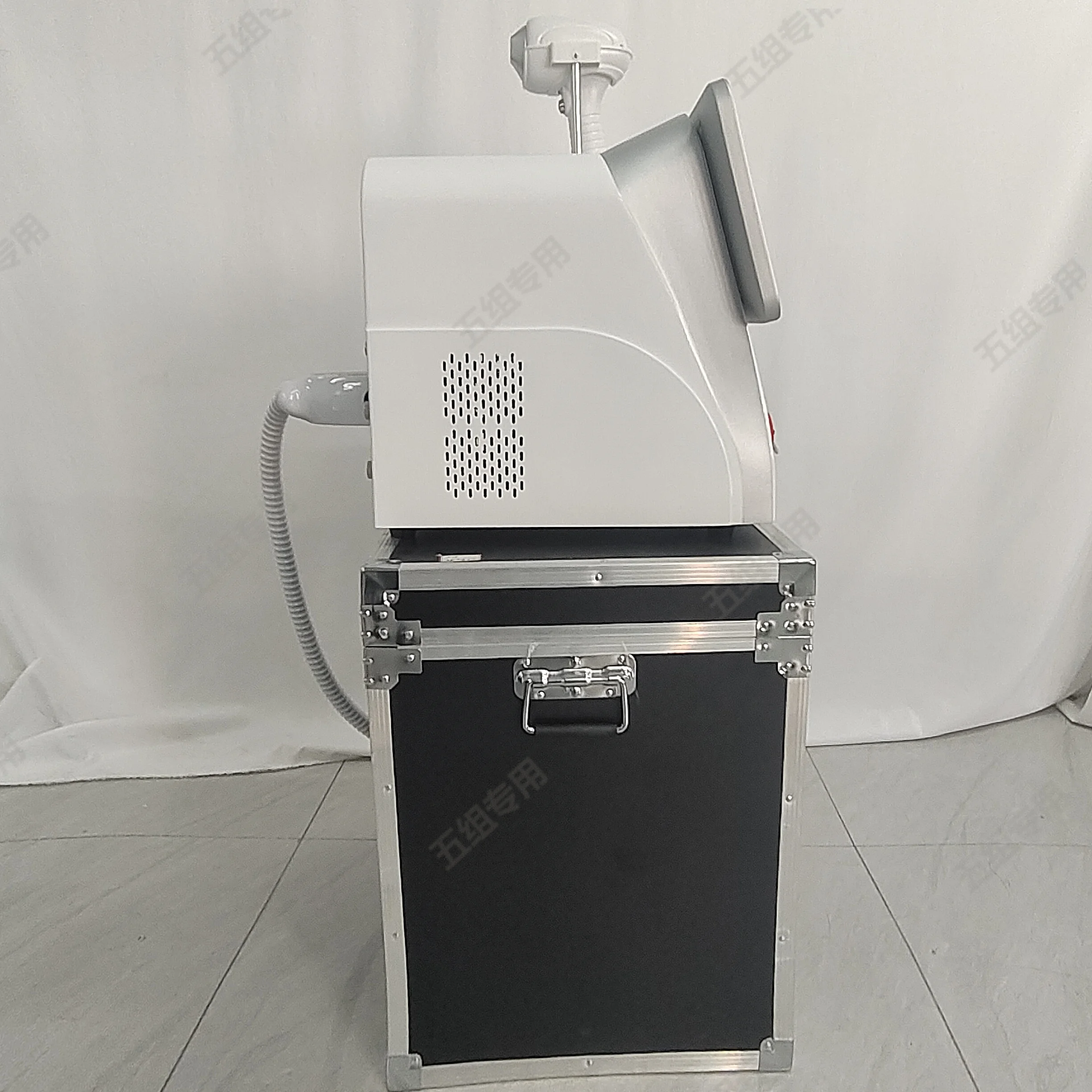 Профессиональный лазерный аппарат для удаления волос 4000 Вт Ice Platinum, 3 длины волны: 808 нм, 755 нм, 1064 нм, безболезненный диодный косметологический аппарат
Профессиональный лазерный аппарат для удаления волос 4000 Вт Ice Platinum, 3 длины волны: 808 нм, 755 нм, 1064 нм, безболезненный диодный косметологический аппарат