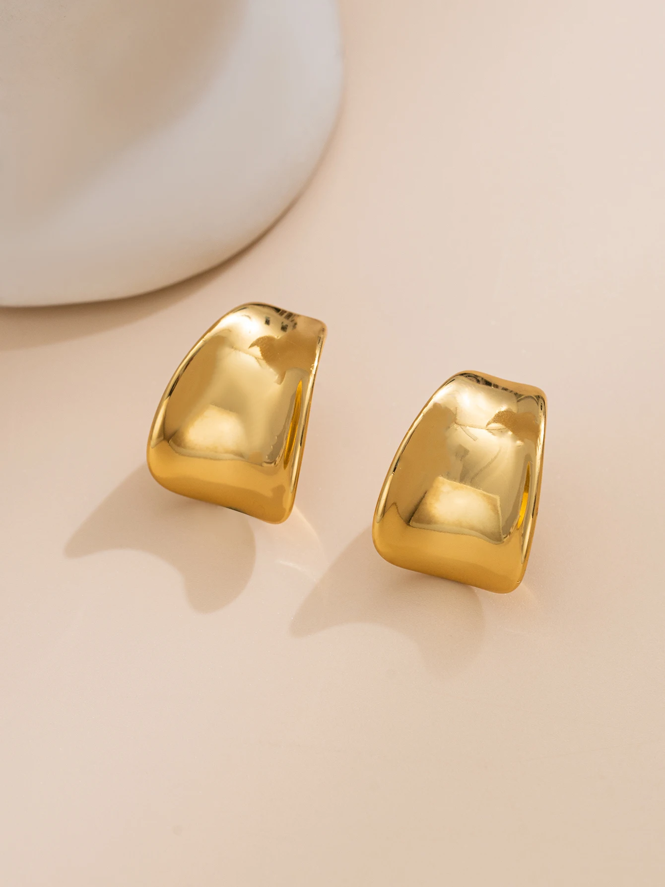 one pair of fashionable and noble metal earrings, suitable for daily wear, parties, and Valentine's Day gifts
one pair of fashionable and noble metal earrings, suitable for daily wear, parties, and Valentine's Day gifts