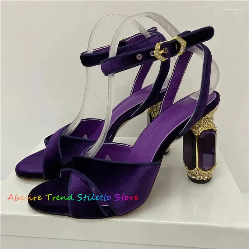 Gold Metal Diamond Heels Peep Toe Strappy Sandals Luxurious Summer New Chic Style Buckle Strap Party Dress Shoes for Ladies
Gold Metal Diamond Heels Peep Toe Strappy Sandals Luxurious Summer New Chic Style Buckle Strap Party Dress Shoes for Ladies