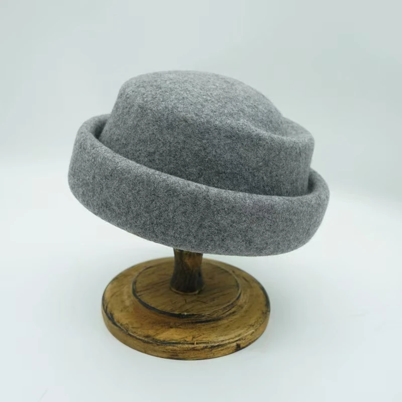 Japanese retro white black brown camel wool beret women's autumn and winter French elegant rolled edge small hat
Japanese retro white black brown camel wool beret women's autumn and winter French elegant rolled edge small hat