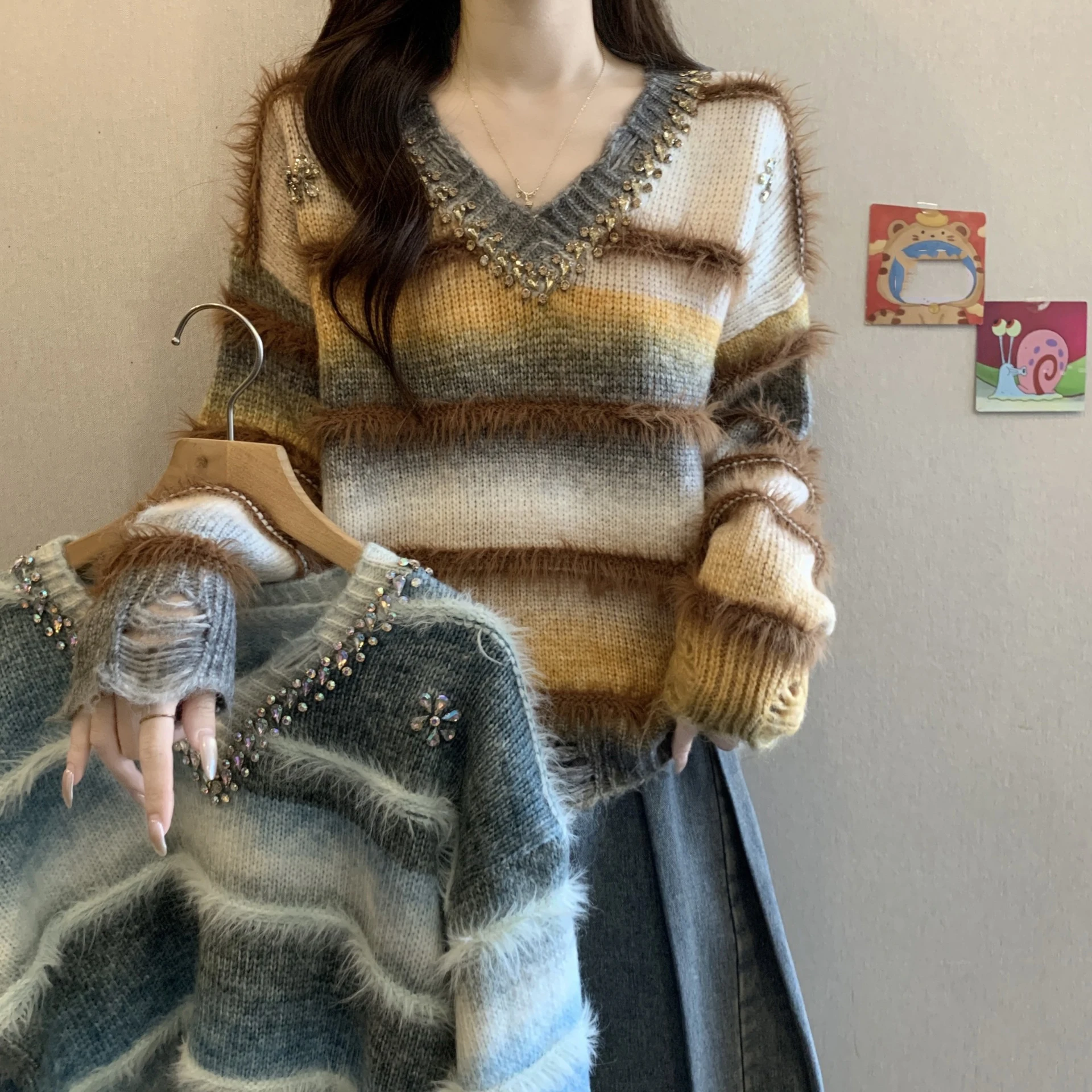 Женский свитер с v-образным вырезом градиентного цвета, сверхмощный свитер с бриллиантами, весна-осень, новая коллекция, ленивый стиль, темперамент, свободная вязка
Женский свитер с v-образным вырезом градиентного цвета, сверхмощный свитер с бриллиантами, весна-осень, новая коллекция, ленивый стиль, темперамент, свободная вязка