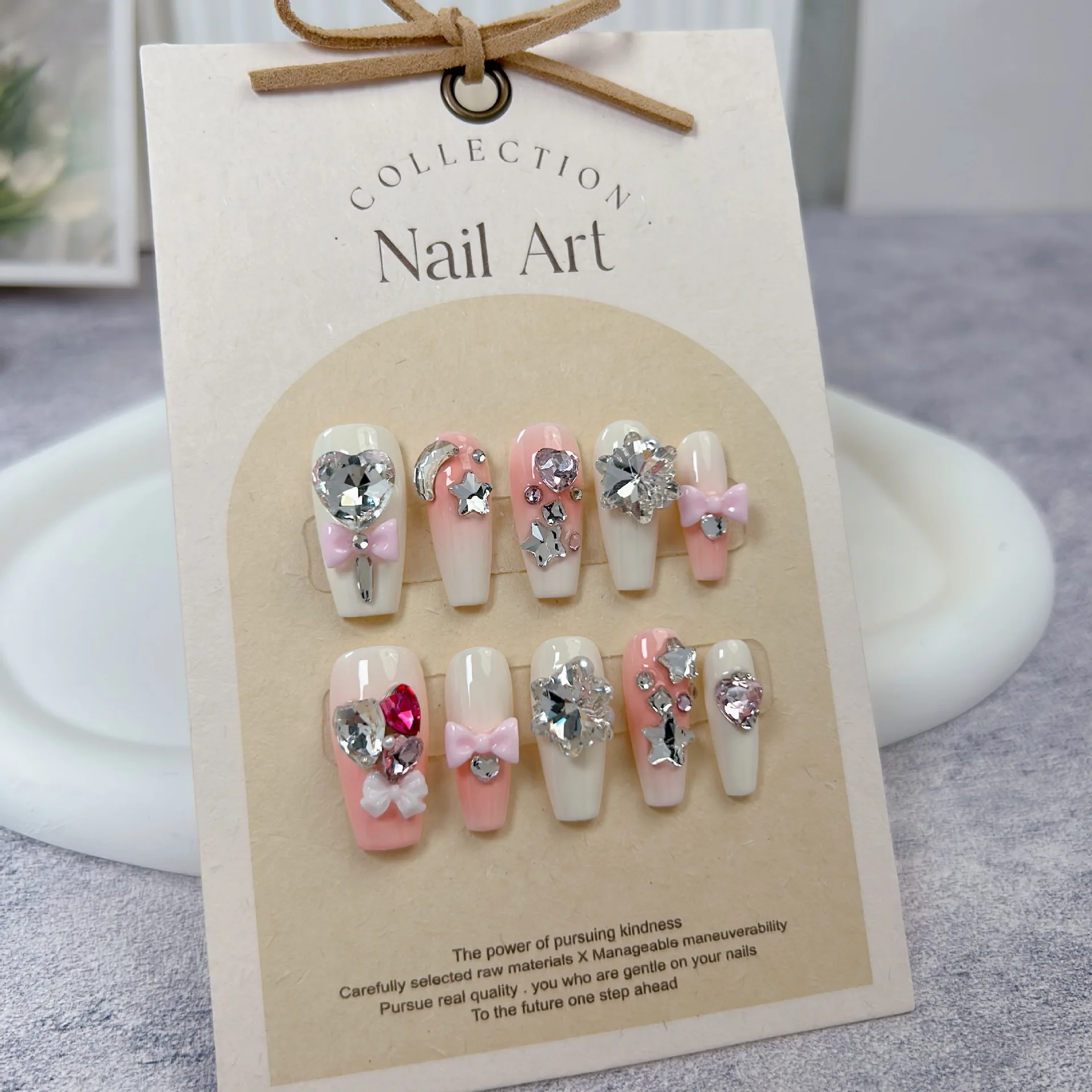 Милые очаровательные накладные ногти из экологически чистого АБС-пластика с высококачественными имитацией хрустальных бриллиантов и аксессуарами с розовым бантом
Милые очаровательные накладные ногти из экологически чистого АБС-пластика с высококачественными имитацией хрустальных бриллиантов и аксессуарами с розовым бантом