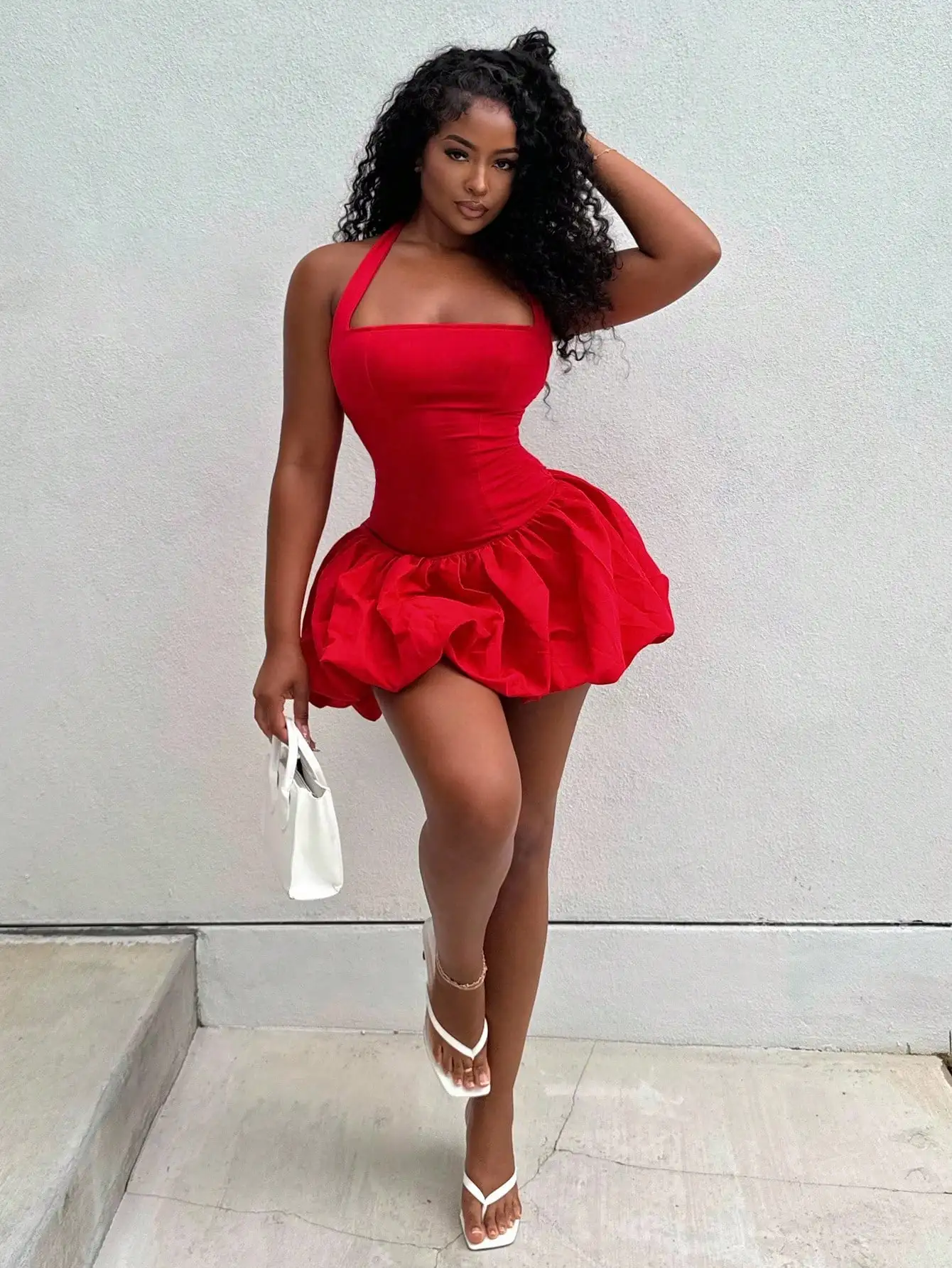 Женское красное мини-платье с вырезом халтер, пышным подолом и открытой спиной
Женское красное мини-платье с вырезом халтер, пышным подолом и открытой спиной