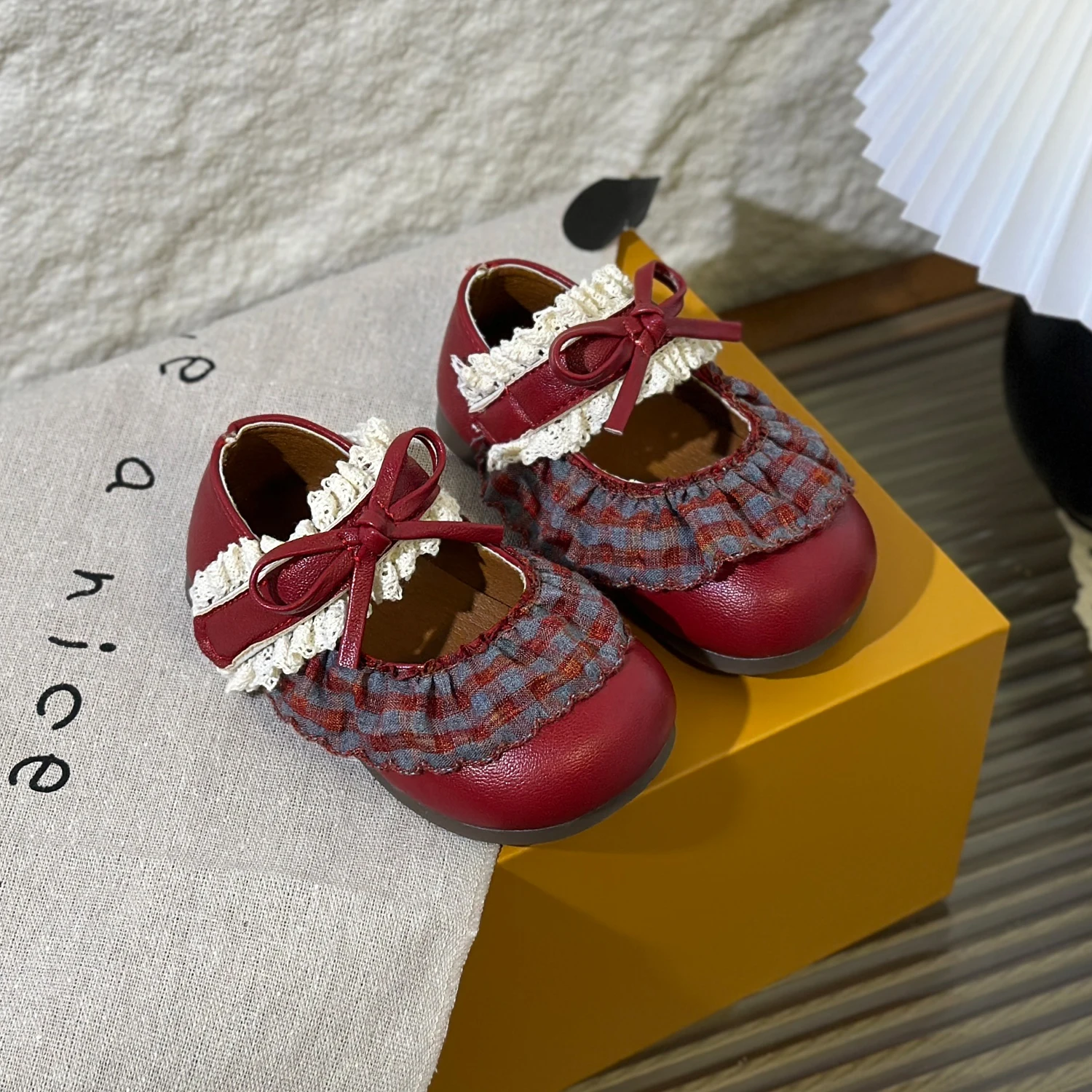 Baby Girls Flat Shoes Lolita Style Girls Walking Shoes with Sweet Lace 2025 Autumn New Kids Princess Shoes Simple Bows Soft Sole
Baby Girls Flat Shoes Lolita Style Girls Walking Shoes with Sweet Lace 2025 Autumn New Kids Princess Shoes Simple Bows Soft Sole
