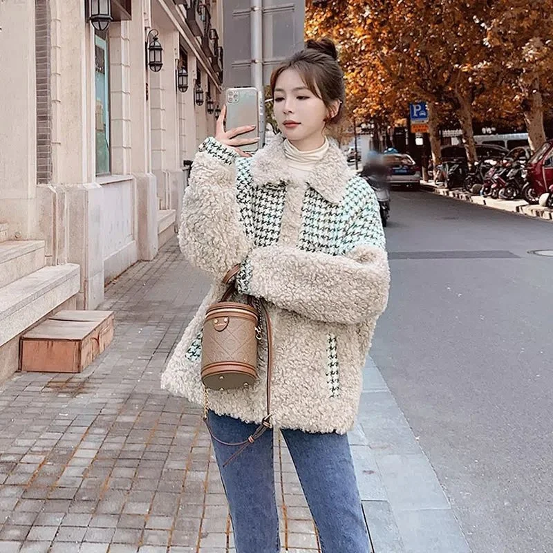 Women Autumn Winter Latest Lamb Coat Female Loose Fashion Stitching Houndstooth Korean Thickened Faux Fur Cotton-Padded Jacket
Women Autumn Winter Latest Lamb Coat Female Loose Fashion Stitching Houndstooth Korean Thickened Faux Fur Cotton-Padded Jacket