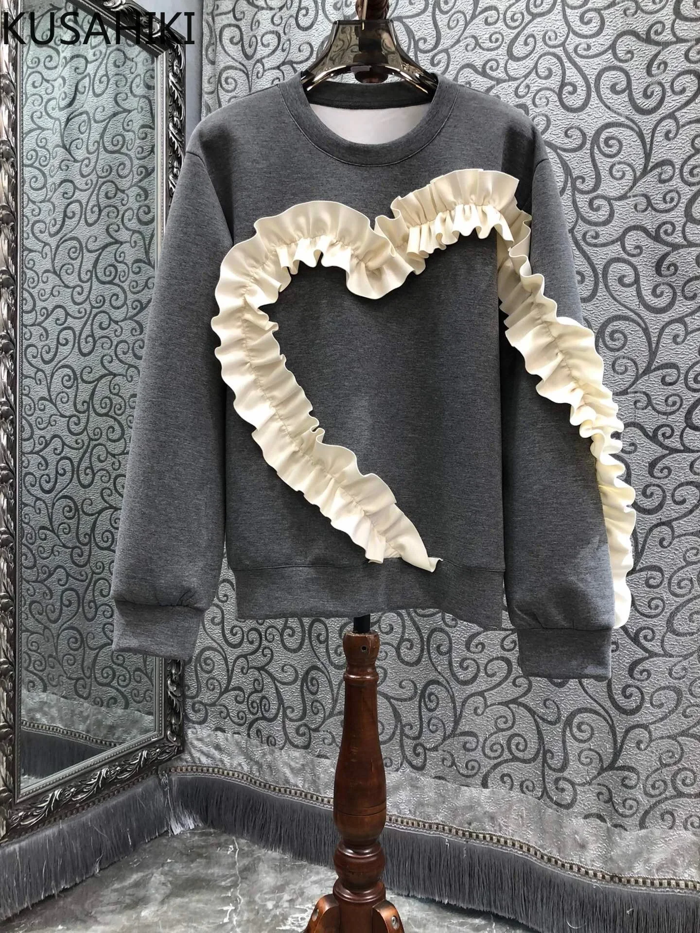 KUSAHIKI French Pleated Fungus Lace Heart-shaped Round Neck Hoodie for Women Autumn Korean Niche Sweatshirt Top
KUSAHIKI French Pleated Fungus Lace Heart-shaped Round Neck Hoodie for Women Autumn Korean Niche Sweatshirt Top