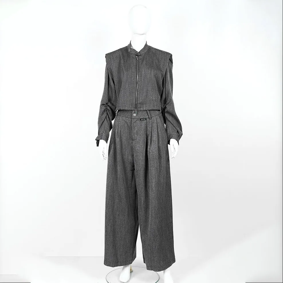 Куртка с короткими рукавами на молнии для весеннего сезона 2025 года. Комплект однотонных женских высококачественных брюк свободного кроя
Куртка с короткими рукавами на молнии для весеннего сезона 2025 года. Комплект однотонных женских высококачественных брюк свободного кроя