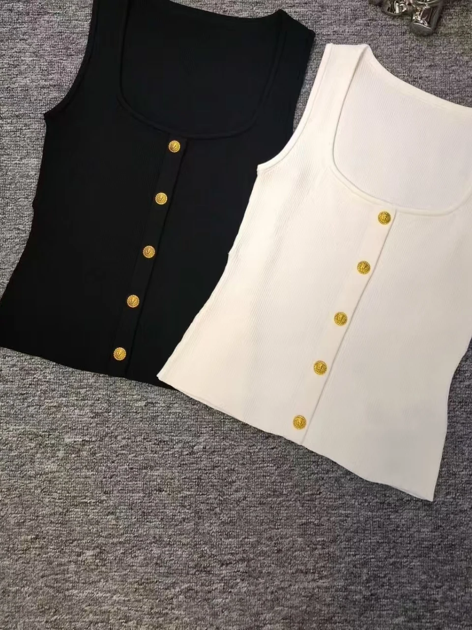 Женский трикотажный жилет Slim Fit с квадратным вырезом, без рукавов, на одной пуговице, H-образный топ в модном винтажном стиле
Женский трикотажный жилет Slim Fit с квадратным вырезом, без рукавов, на одной пуговице, H-образный топ в модном винтажном стиле