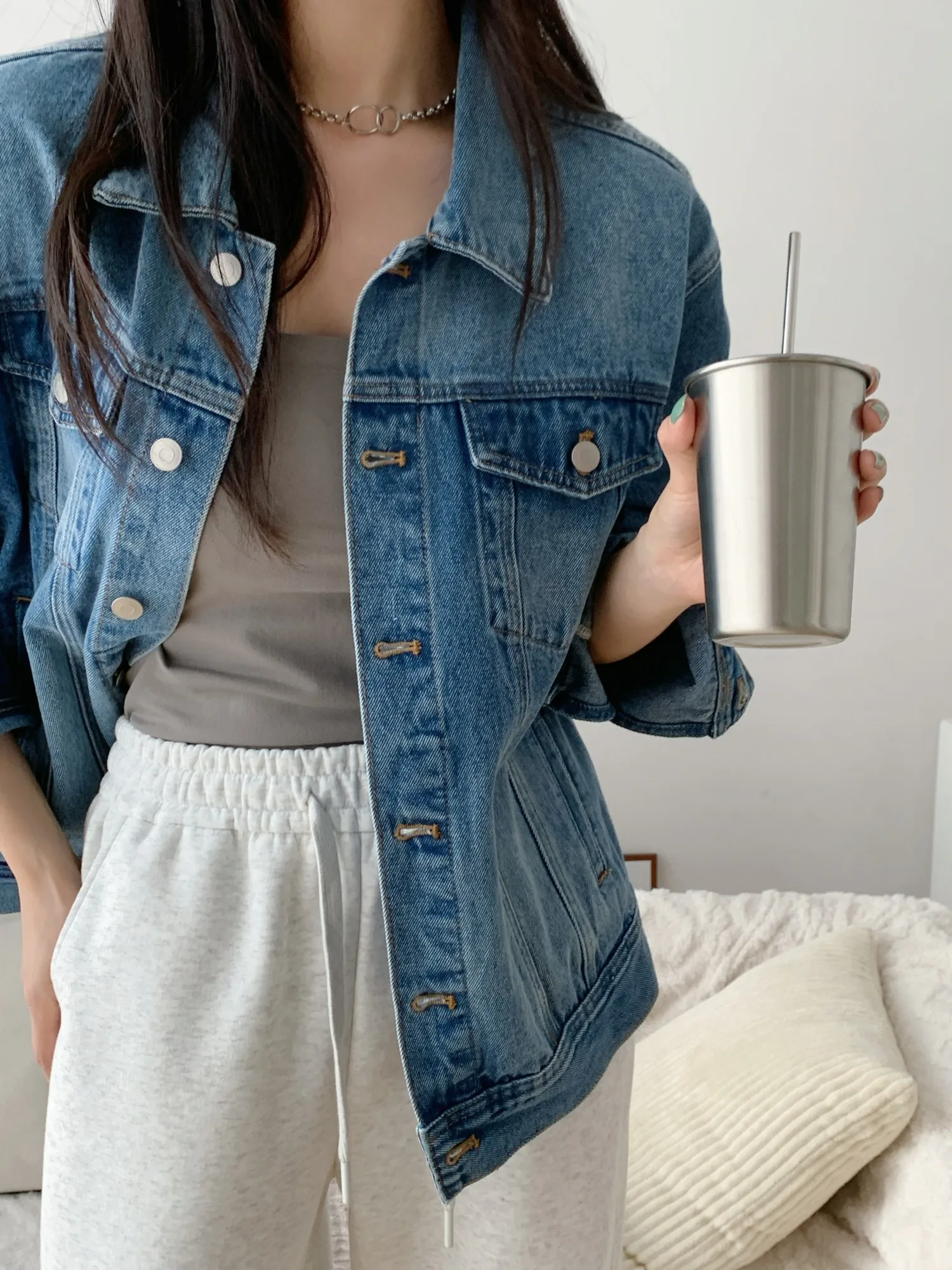 Ari's High-End Sateen Washed Beautifully Loose Silhouette American Casual Denim Jacket Straight Leg Cotton Polyester Blend
Ari's High-End Sateen Washed Beautifully Loose Silhouette American Casual Denim Jacket Straight Leg Cotton Polyester Blend