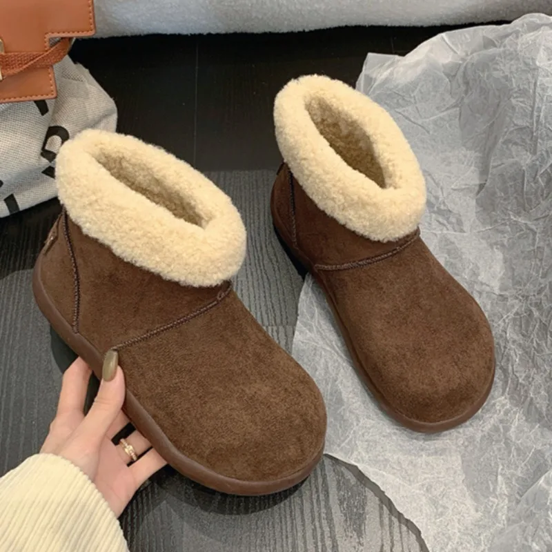 Женская модная обувь на плоской подошве, новые зимние ботинки с замшевыми рукавами и круглой головкой, нескользящие износостойкие короткие ботинки на мягкой подошве
Женская модная обувь на плоской подошве, новые зимние ботинки с замшевыми рукавами и круглой головкой, нескользящие износостойкие короткие ботинки на мягкой подошве