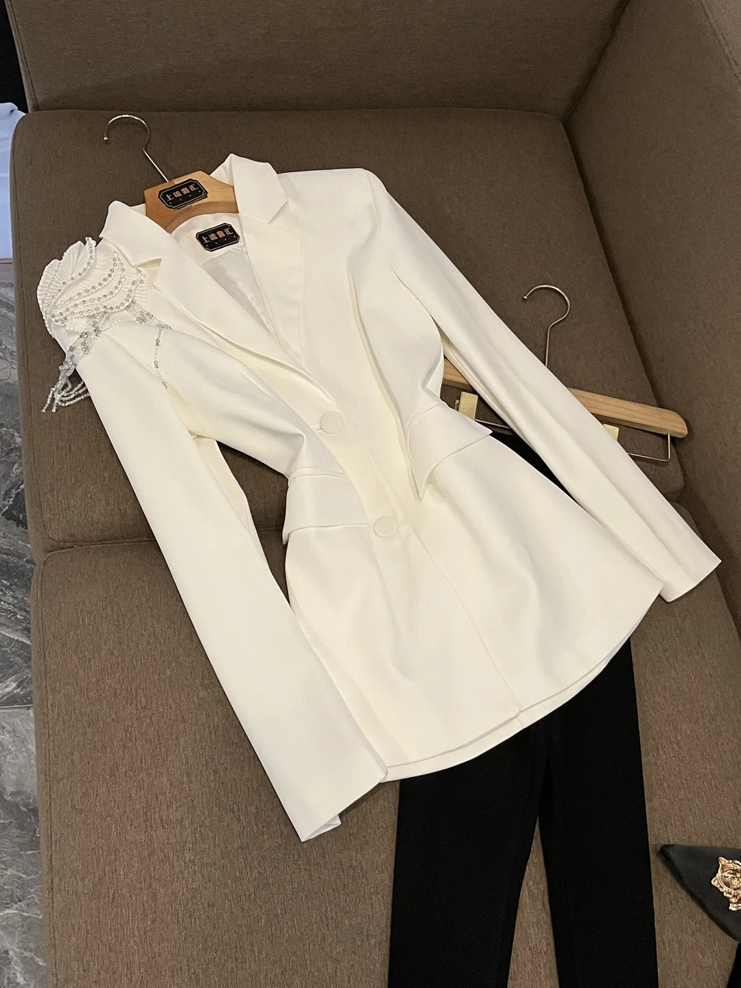 Loose Women's Busin Suit Winter New Sle Commute Top Bead Tassel Trim White Color Office Wear Long Sve Buttoned Coat
Loose Women's Busin Suit Winter New Sle Commute Top Bead Tassel Trim White Color Office Wear Long Sve Buttoned Coat