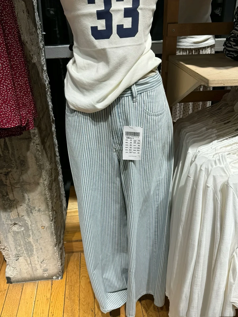 Синие полосатые широкие брюки женские с высокой талией свободные карманы прямые джинсовые брюки осень консервативный стиль повседневные длинные брюки 2025 новинка
Синие полосатые широкие брюки женские с высокой талией свободные карманы прямые джинсовые брюки осень консервативный стиль повседневные длинные брюки 2025 новинка