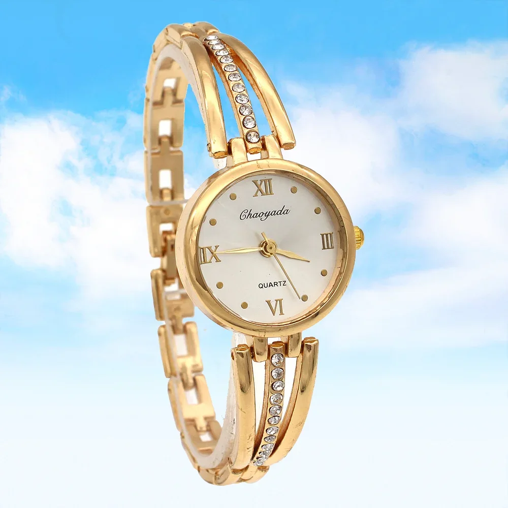 Luxury Ladies Quartz Watch Roman Dial High-Quality Alloy Bracelet Simple Design for Women 
Luxury Ladies Quartz Watch Roman Dial High-Quality Alloy Bracelet Simple Design for Women