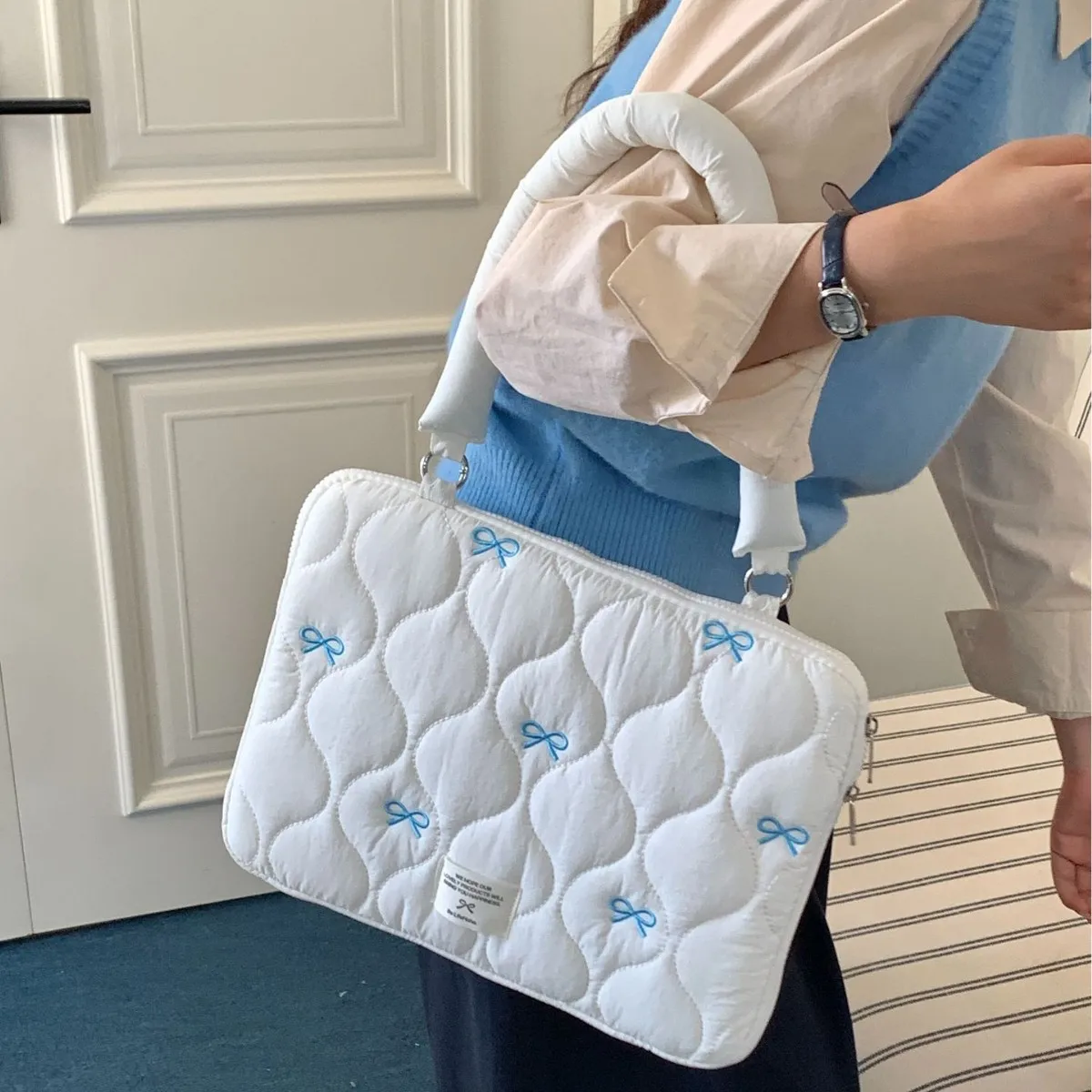 Korean embroidered butterfly laptop bag 15.6 inches INS popular cross-border special liner bag 13.3 inches
Korean embroidered butterfly laptop bag 15.6 inches INS popular cross-border special liner bag 13.3 inches