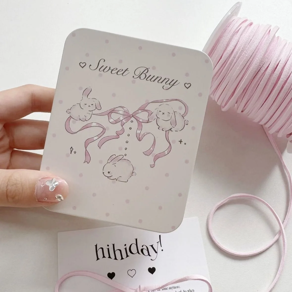 1Pc INS Cream Style Sweet Bunny Storage Box Kawaii Girls Pink Iron Box for Stickers Photo Card Hairpins Cute Desktop Organizer
1Pc INS Cream Style Sweet Bunny Storage Box Kawaii Girls Pink Iron Box for Stickers Photo Card Hairpins Cute Desktop Organizer