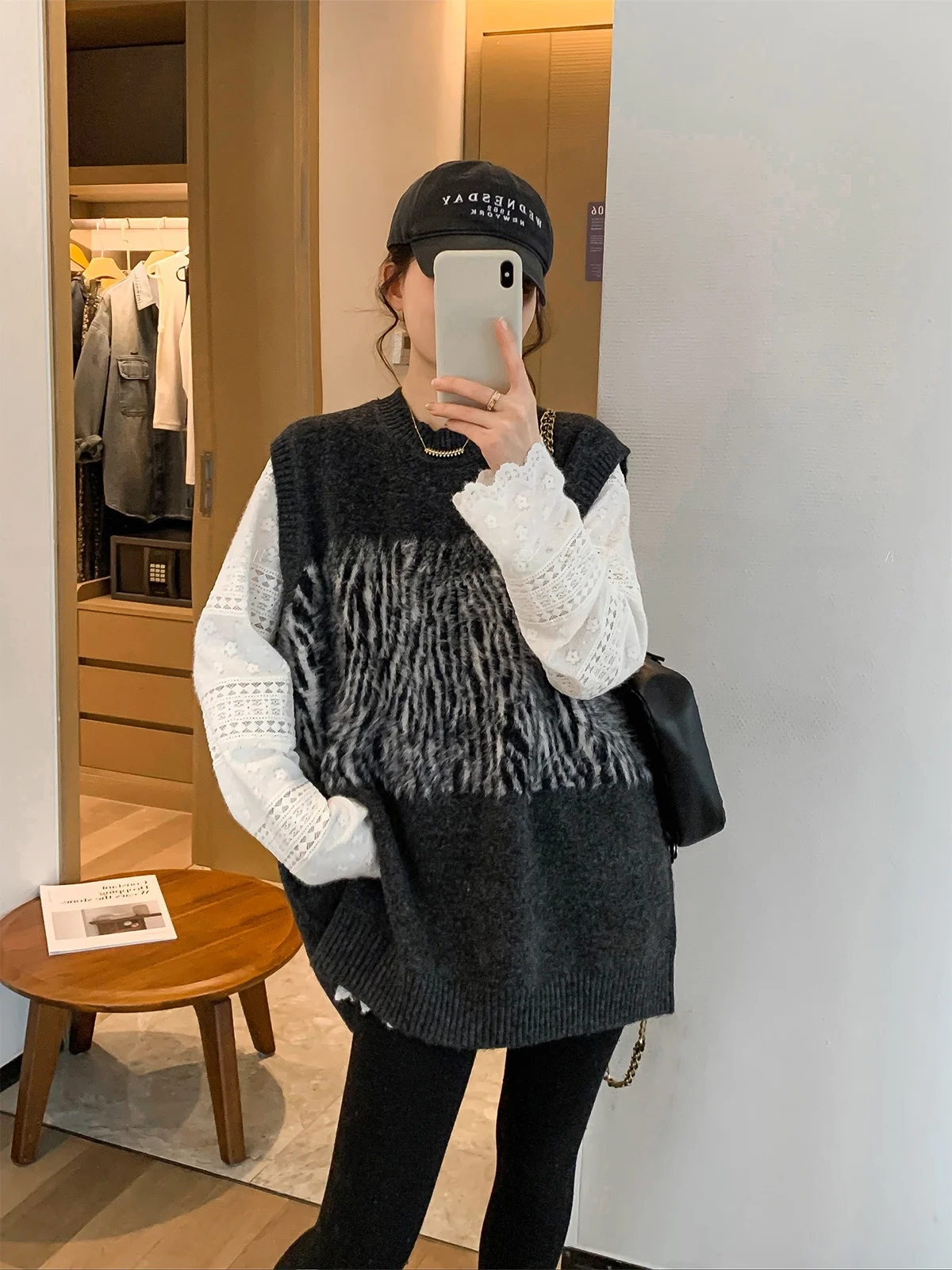 Женский вязаный жилет Love Devil Fi с глубоким V-образным вырезом, в полоску, весна 2026, новая коллекция, верхняя одежда из смесового полиэстера, круглый вырез горловины
Женский вязаный жилет Love Devil Fi с глубоким V-образным вырезом, в полоску, весна 2026, новая коллекция, верхняя одежда из смесового полиэстера, круглый вырез горловины