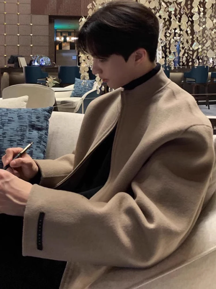 Мужская шерстяная куртка на осень-зиму в корейском стиле, модная британская куртка с воротником-стойкой на молнии, повседневная верхняя одежда
Мужская шерстяная куртка на осень-зиму в корейском стиле, модная британская куртка с воротником-стойкой на молнии, повседневная верхняя одежда