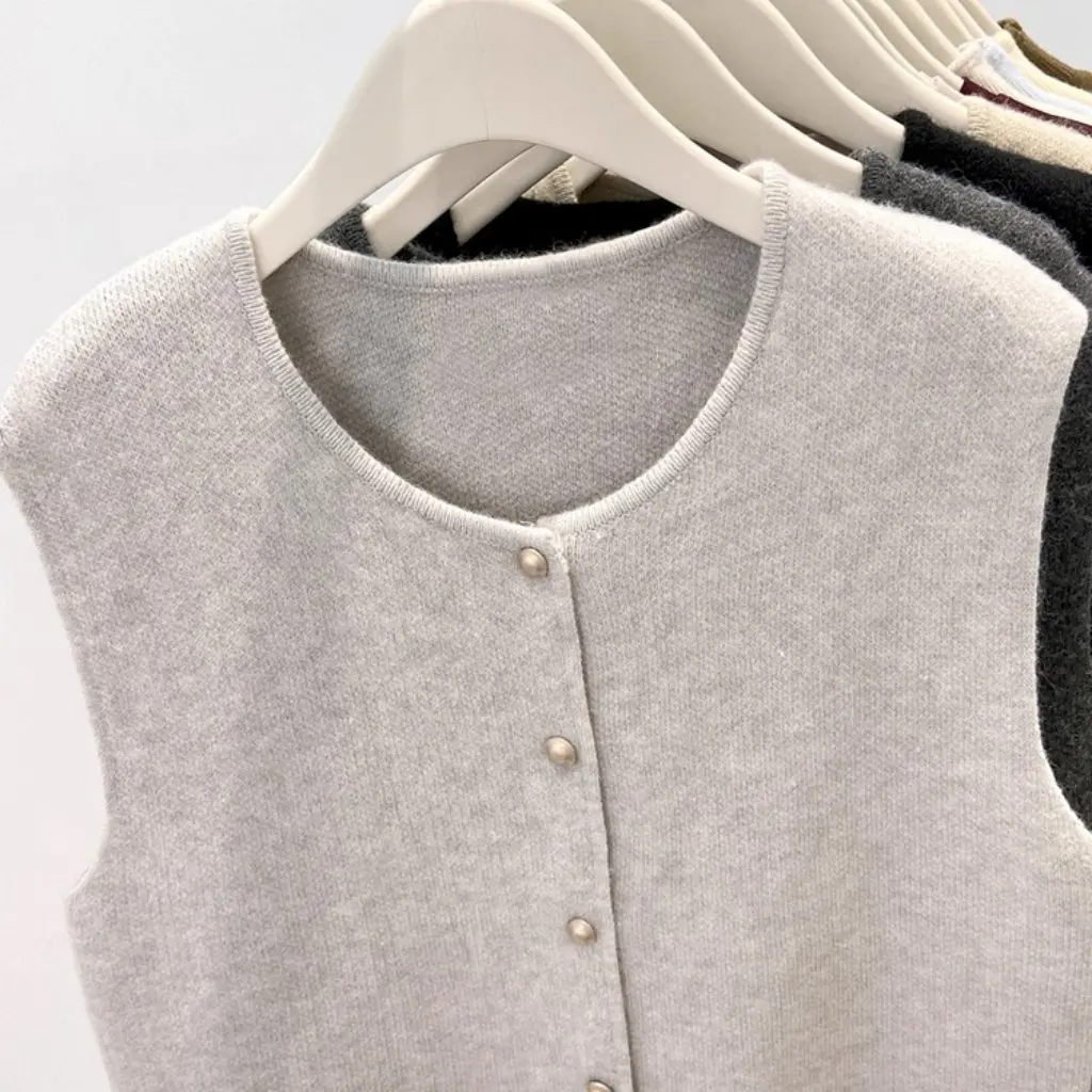 Casual Round Neck Open Cardigan Vest Women's Winter Knitted Sweater Jacket Old Money Style Fashionable Layering Top
Casual Round Neck Open Cardigan Vest Women's Winter Knitted Sweater Jacket Old Money Style Fashionable Layering Top