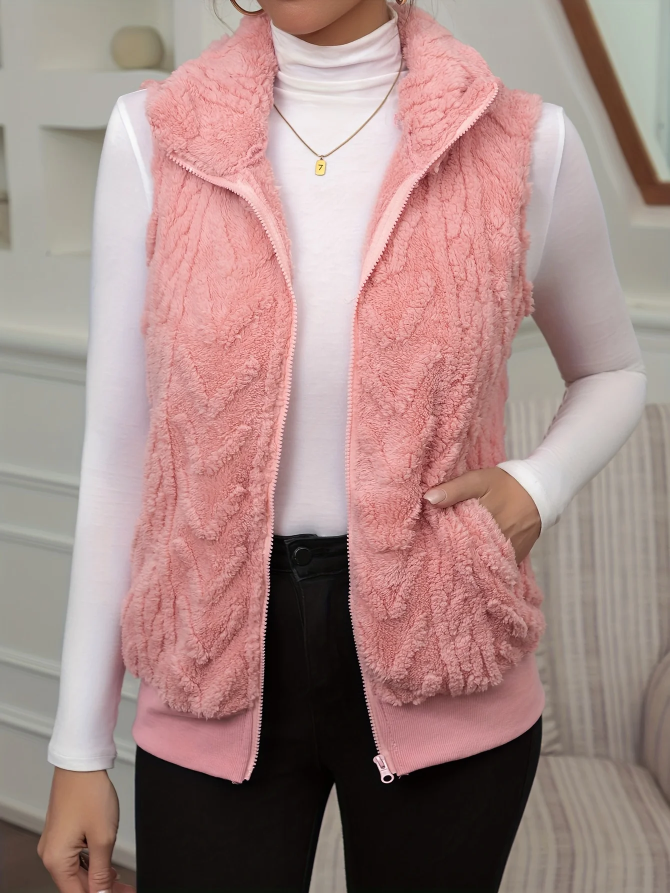 2025 Women's fashion, casual and versatile Autumn and Winter new plush lapel solid color zipper vest coat
2025 Women's fashion, casual and versatile Autumn and Winter new plush lapel solid color zipper vest coat