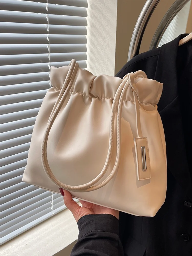 Fashionable Large Capacity Bucket Shoulder Bag for Women Summer 2026 Commuter Bag Soft Handbag Casual Style Cloud Shape
Fashionable Large Capacity Bucket Shoulder Bag for Women Summer 2026 Commuter Bag Soft Handbag Casual Style Cloud Shape