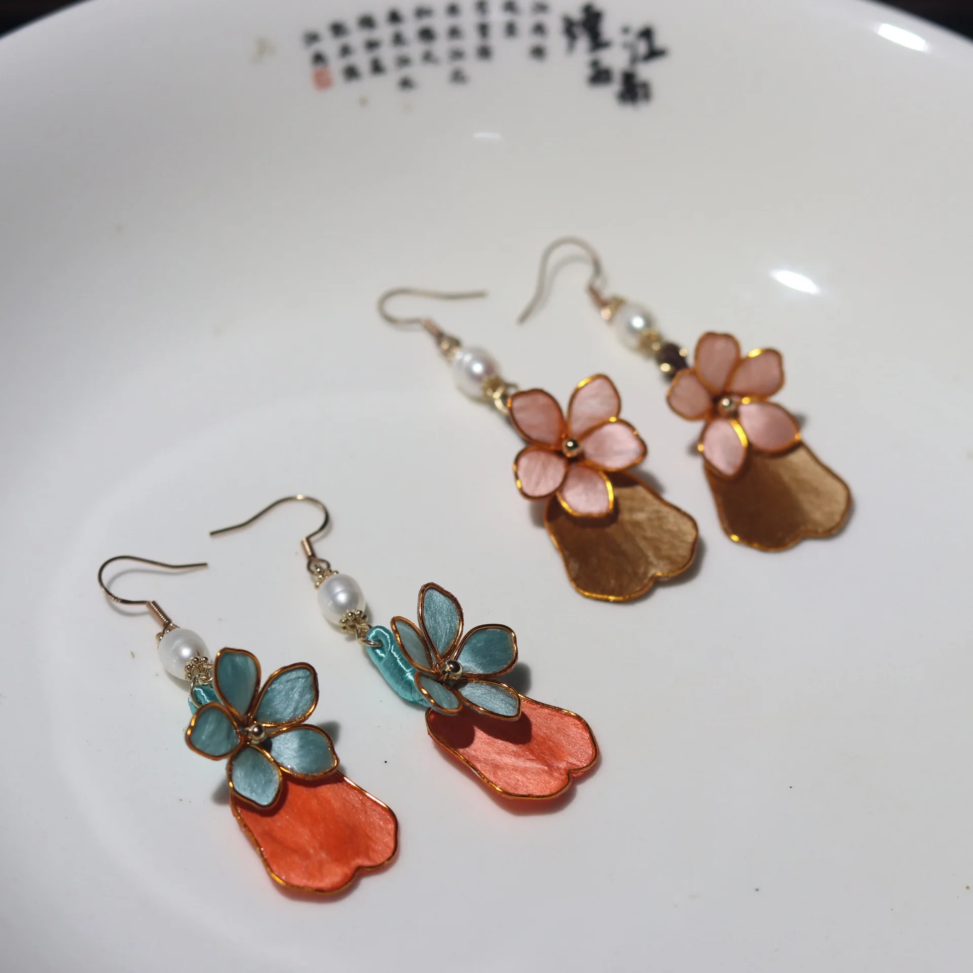 Нефритовые серьги ручной работы с интеллектуальным культурным наследием, филигранные цветы, шелковые серьги, ретро и элегантный оранжевый классический стиль
Нефритовые серьги ручной работы с интеллектуальным культурным наследием, филигранные цветы, шелковые серьги, ретро и элегантный оранжевый классический стиль