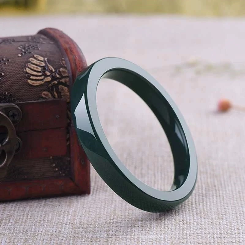 Изысканный модный браслет, подходящий для повседневной носки и в качестве женских украшений.
Изысканный модный браслет, подходящий для повседневной носки и в качестве женских украшений.