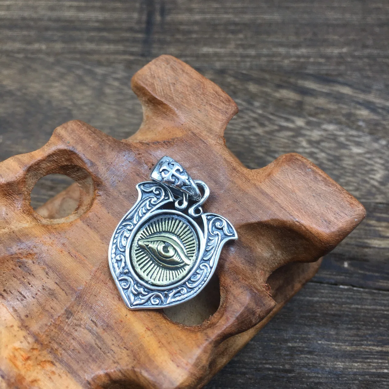 S925 sterling silver pendant Pharaoh's eye small shield exotic style pendant men and women Thai silver pendant small pendant
S925 sterling silver pendant Pharaoh's eye small shield exotic style pendant men and women Thai silver pendant small pendant