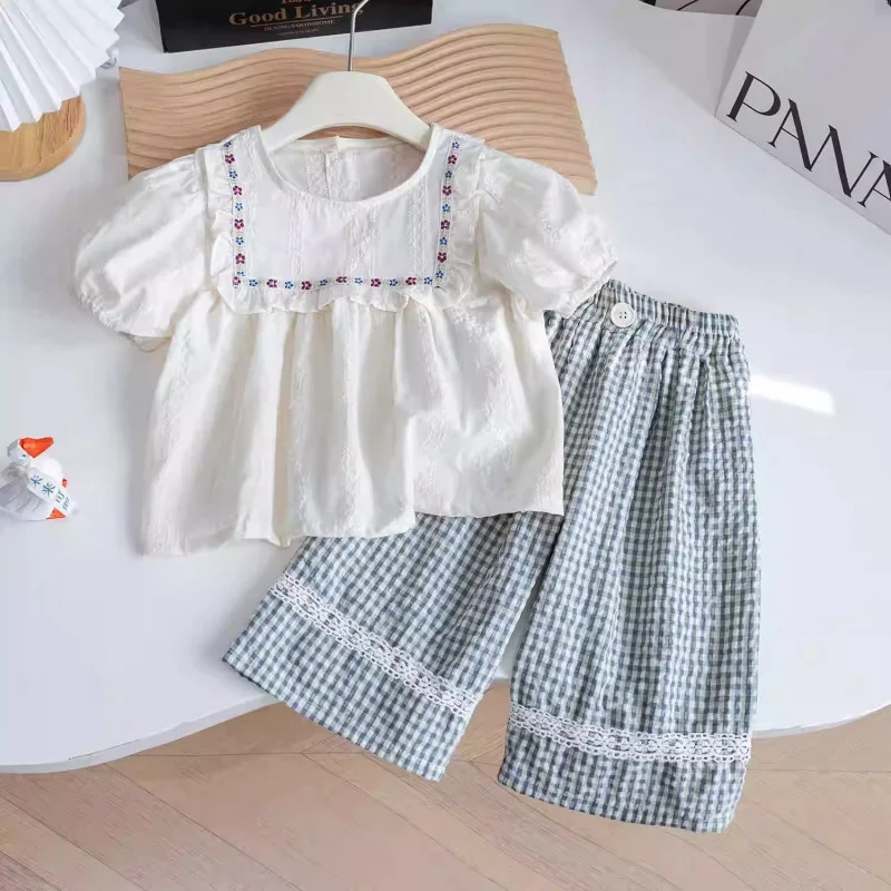Girls' Summer Outfit New Children's Forest Style Embroidered Doll Shirt+Plaid Straight-Leg Wide-Leg Pants
Girls' Summer Outfit New Children's Forest Style Embroidered Doll Shirt+Plaid Straight-Leg Wide-Leg Pants