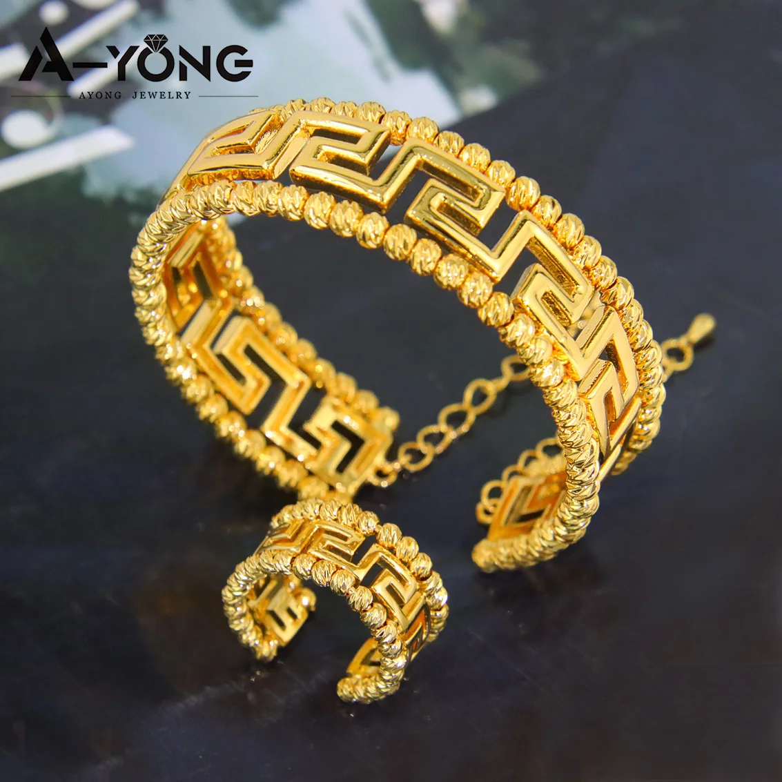 Роскошный комплект из браслета и кольца в арабском стиле с золотыми бусинами, позолоченные итальянские браслеты-манжеты 21 к, женские свадебные украшения Дубая
Роскошный комплект из браслета и кольца в арабском стиле с золотыми бусинами, позолоченные итальянские браслеты-манжеты 21 к, женские свадебные украшения Дубая