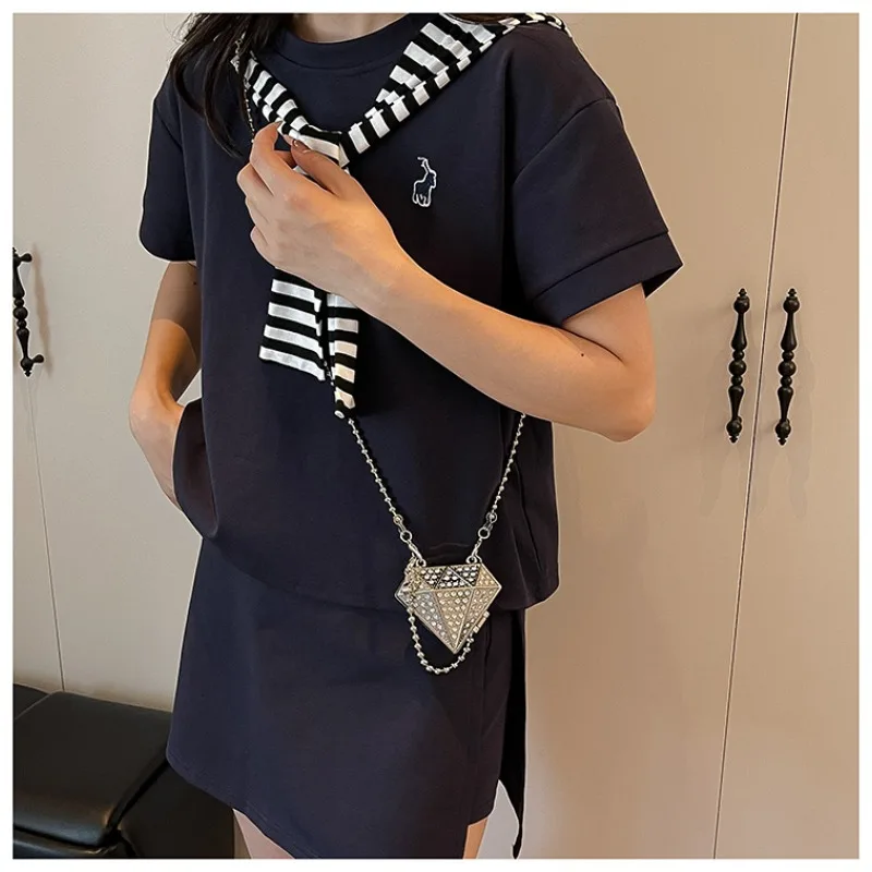 Изысканные сумки на ремне с акриловыми цепочками, однотонные сумки с застежкой, высокое качество, чувство роскоши, 2026, модные новые сумки через плечо для женщин
Изысканные сумки на ремне с акриловыми цепочками, однотонные сумки с застежкой, высокое качество, чувство роскоши, 2026, модные новые сумки через плечо для женщин