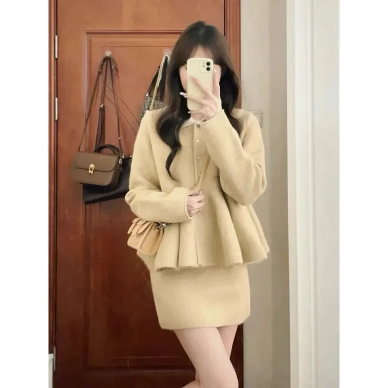 2024 Autumn New Milk Yellow Atmosphere Knitted Set Women's Doll Collar Sweater Coat Half Skirt Two Piece Set
2024 Autumn New Milk Yellow Atmosphere Knitted Set Women's Doll Collar Sweater Coat Half Skirt Two Piece Set