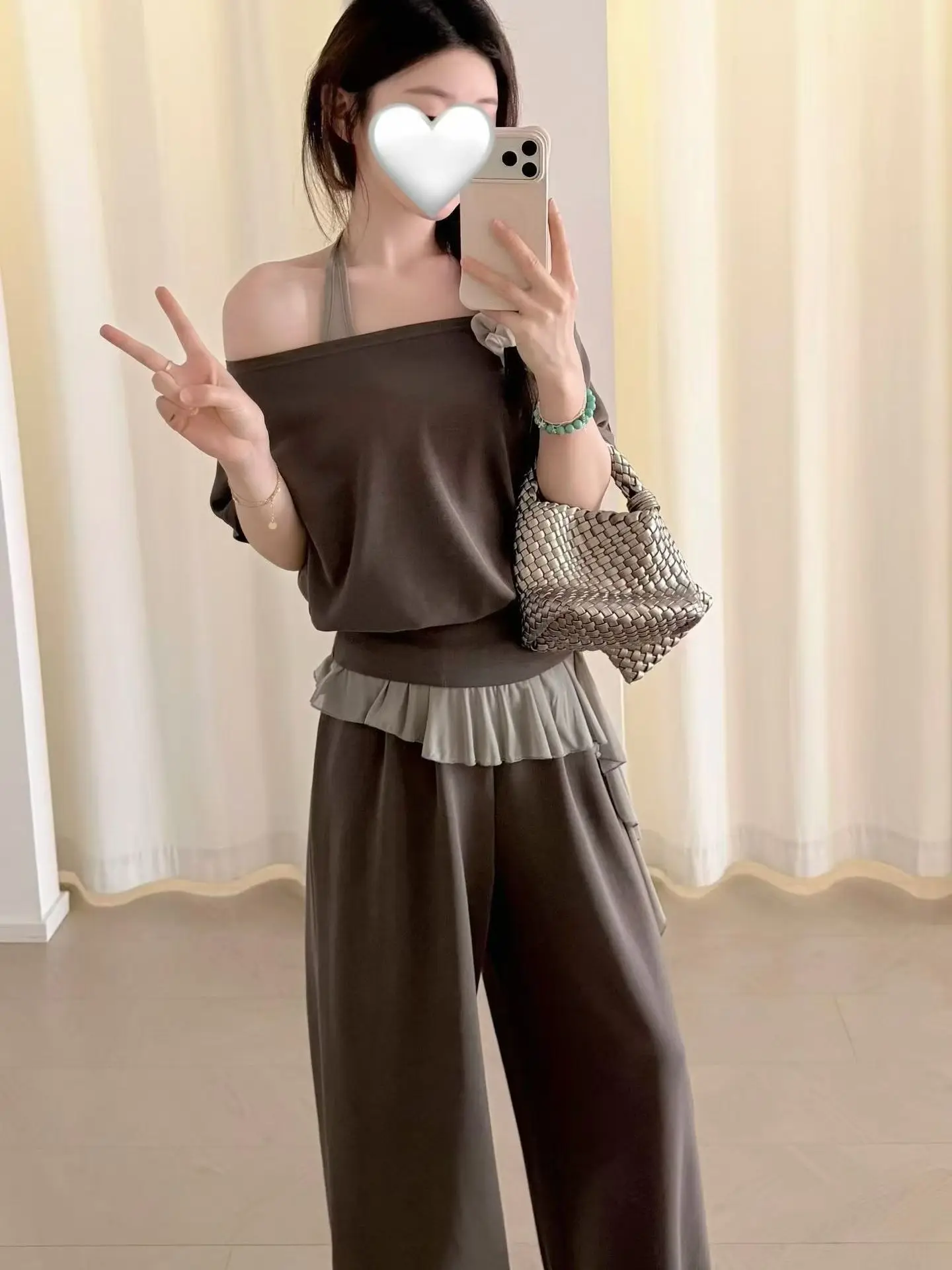 Slimming Wide Leg Pants One Shoulder Top with Ruffle Waist Cinching Two Piece Set Fashionable Summer Outfit for Women
Slimming Wide Leg Pants One Shoulder Top with Ruffle Waist Cinching Two Piece Set Fashionable Summer Outfit for Women