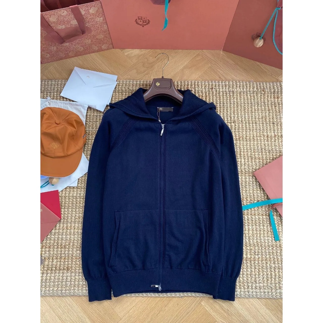 Мужской кардиган Loro из высококачественной смесовой шерсти с капюшоном на молнии, мягкий, приятный к коже, дышащий, комфортный трикотаж
Мужской кардиган Loro из высококачественной смесовой шерсти с капюшоном на молнии, мягкий, приятный к коже, дышащий, комфортный трикотаж