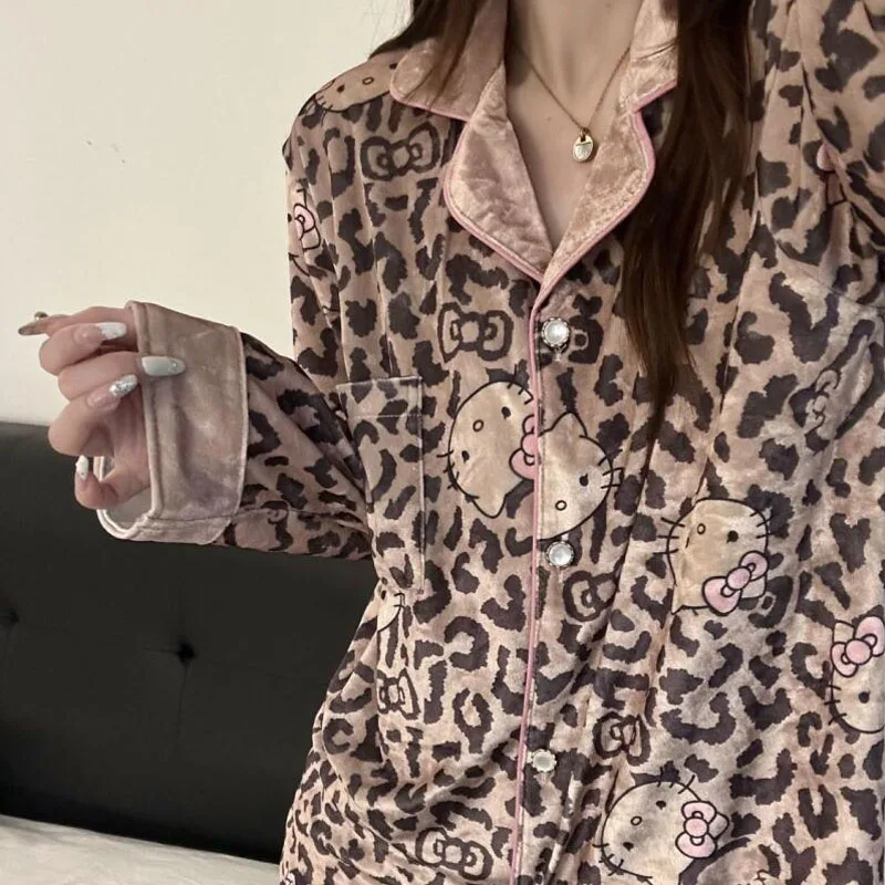 Sanrio Hello Kitty бархатный пижамный комплект с леопардовым принтом и v-образным вырезом, женские зимние теплые толстые брюки с длинными рукавами, домашняя одежда для сна, домашняя одежда
Sanrio Hello Kitty бархатный пижамный комплект с леопардовым принтом и v-образным вырезом, женские зимние теплые толстые брюки с длинными рукавами, домашняя одежда для сна, домашняя одежда