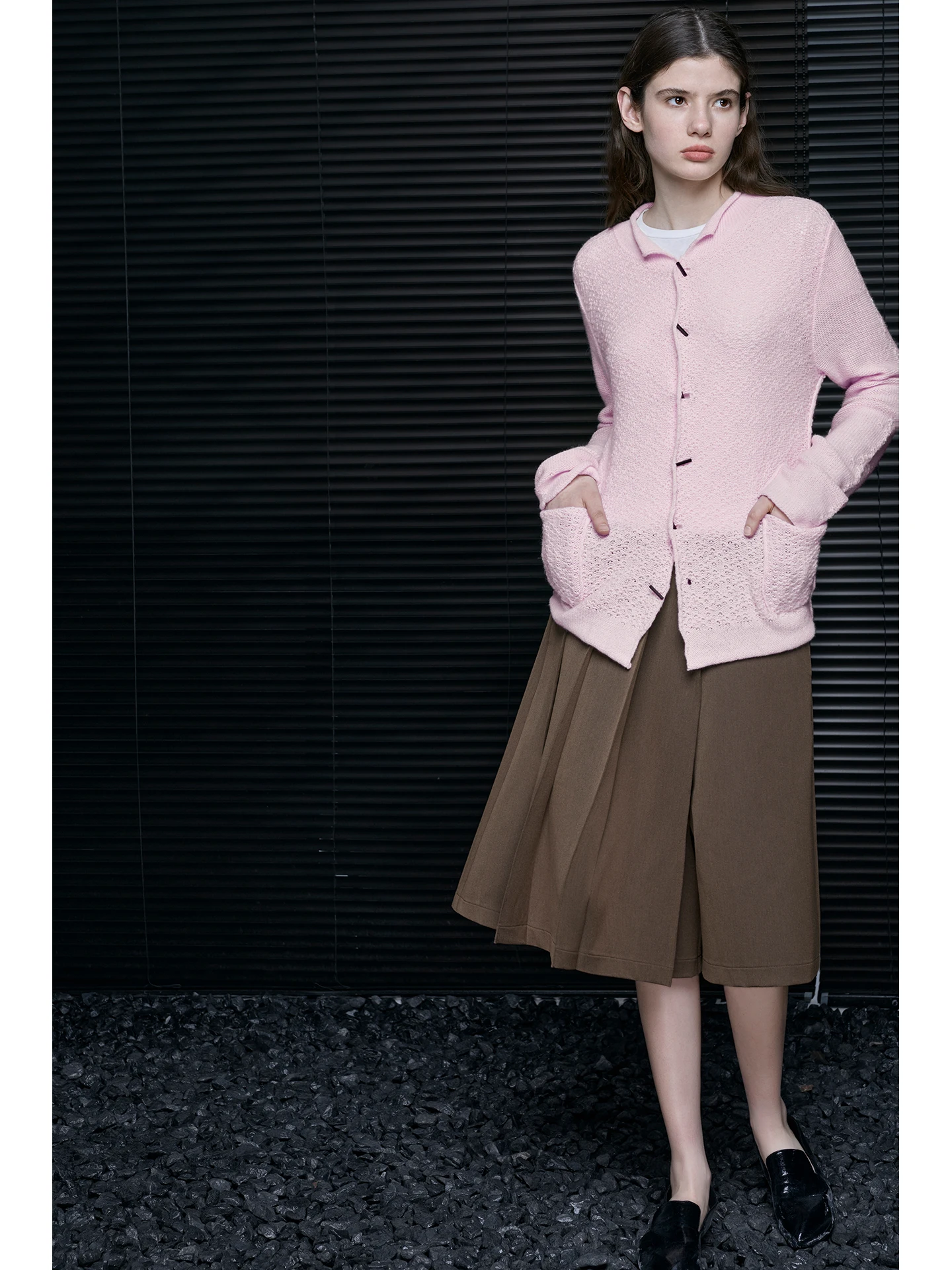 Женский вязаный шерстяной кардиган с ажурным узором, весна 2026, модный уличный стиль, длинный рукав, стандартный крой
Женский вязаный шерстяной кардиган с ажурным узором, весна 2026, модный уличный стиль, длинный рукав, стандартный крой