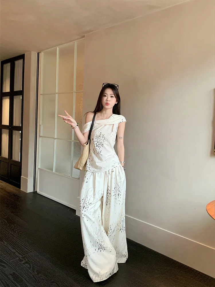 Women's summer slanted shoulder printed short sleeved T-shirt high waist slimming casual pants fashion elegant two-piece set
Women's summer slanted shoulder printed short sleeved T-shirt high waist slimming casual pants fashion elegant two-piece set