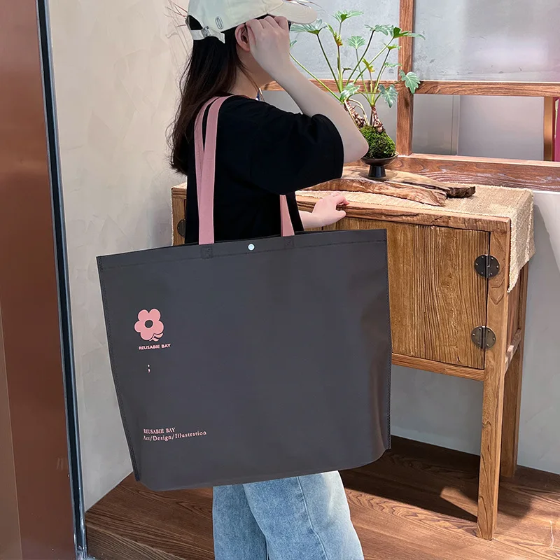 Non-woven Fabric Buckle Sealed Handbag Environmentally Friendly Packaging Gift Bag Shopping Bags for Clothing Stores in Malls
Non-woven Fabric Buckle Sealed Handbag Environmentally Friendly Packaging Gift Bag Shopping Bags for Clothing Stores in Malls