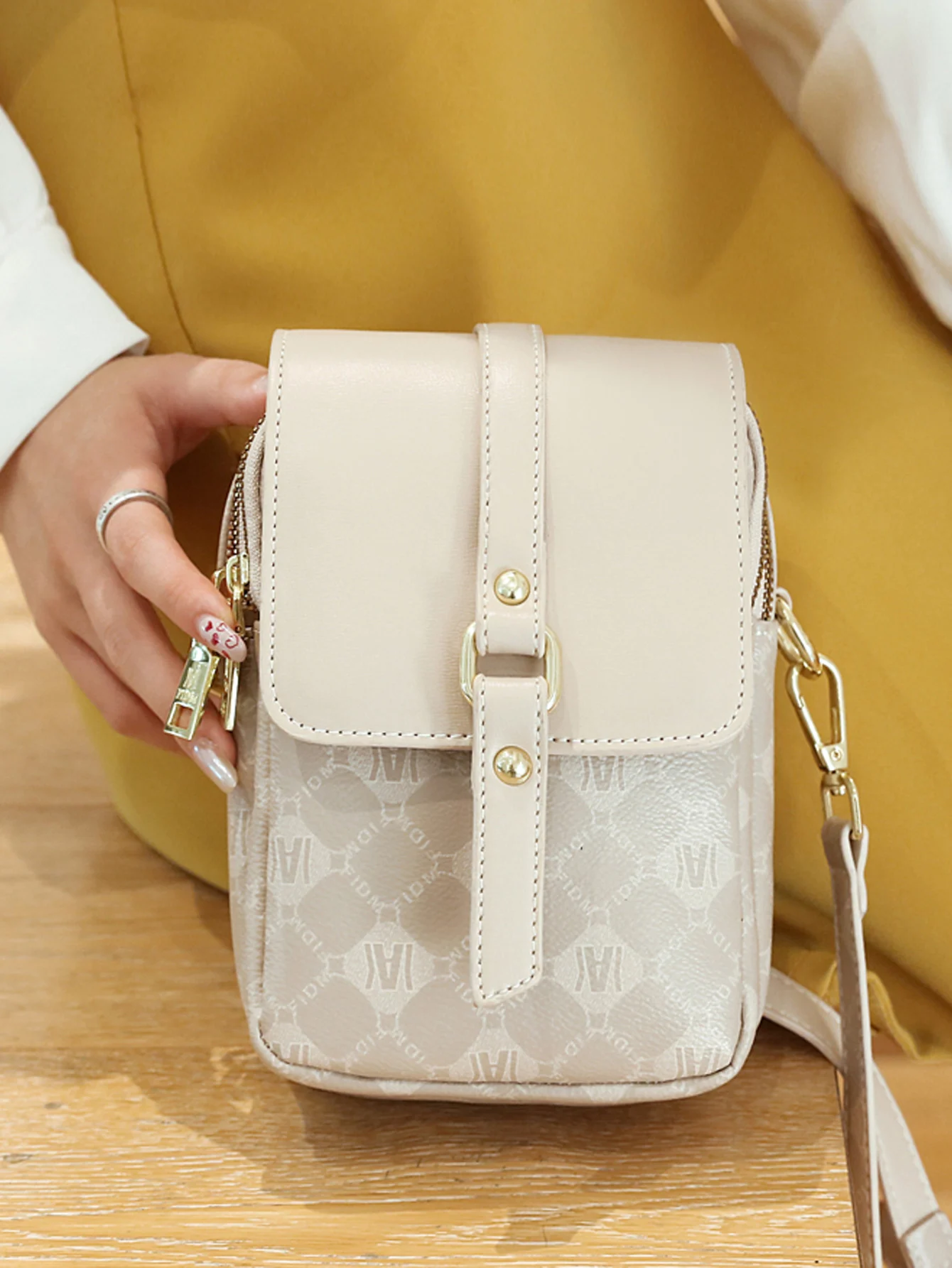 Simple and stylish retro printed mobile phone bag, small and lightweight travel single shoulder crossbody bag
Simple and stylish retro printed mobile phone bag, small and lightweight travel single shoulder crossbody bag