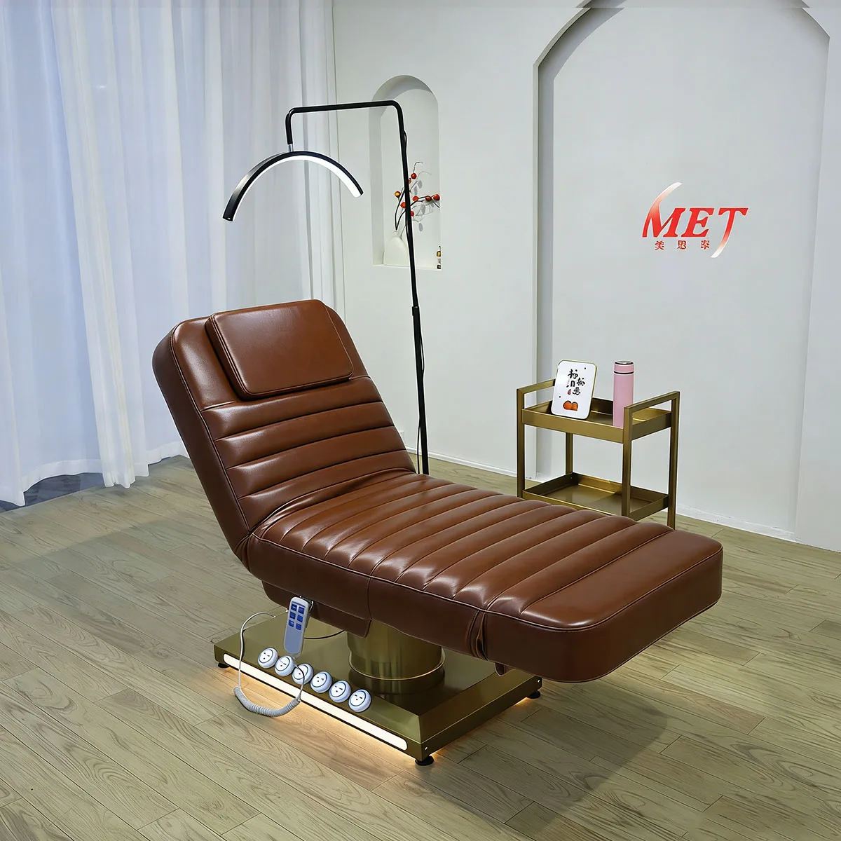 Meientai Luxury Golden Base with Foot Control 3 Motors Beauty Massage Bed with LED Light for Beauty Salon Beauty bed
Meientai Luxury Golden Base with Foot Control 3 Motors Beauty Massage Bed with LED Light for Beauty Salon Beauty bed