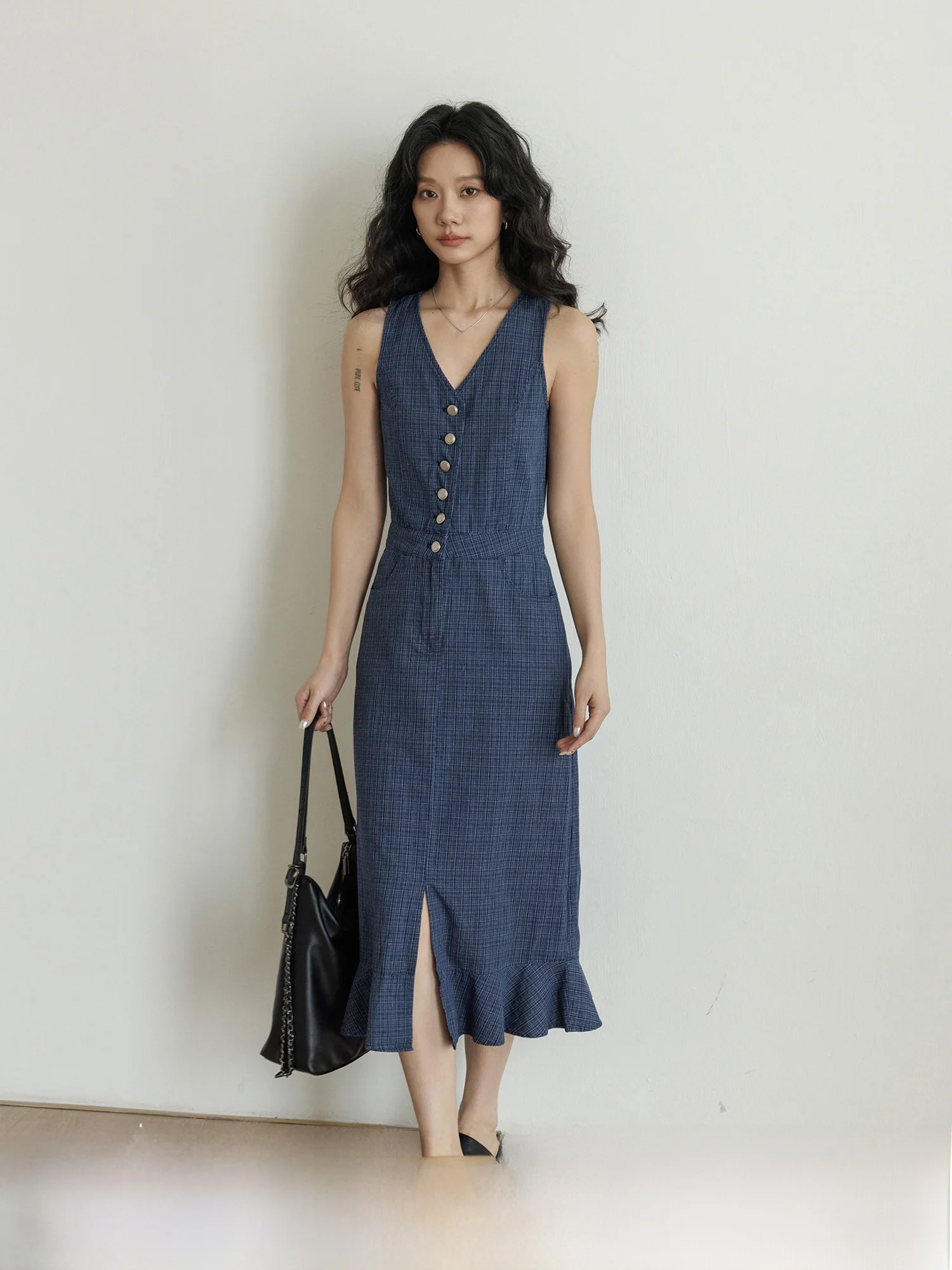 Summer V-Neck Plaid Denim Vest Dress Women's Waist-Cinching Fish Tail Skirt A-Line Casual Long Dress City Commute Style
Summer V-Neck Plaid Denim Vest Dress Women's Waist-Cinching Fish Tail Skirt A-Line Casual Long Dress City Commute Style